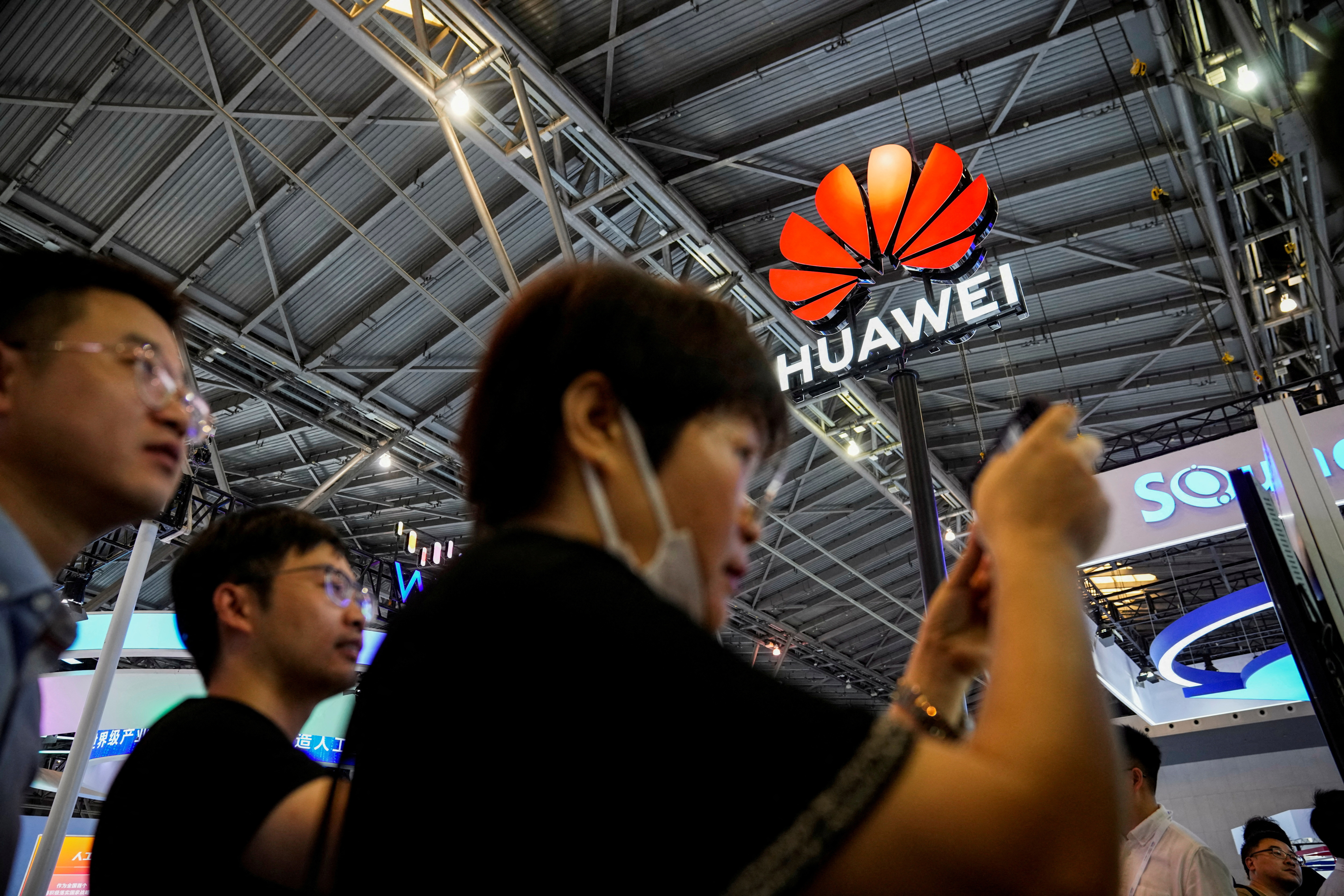 Las existencias de chips chinos subieron después de que Huawei lanzara el nuevo teléfono Mate 60 Pro