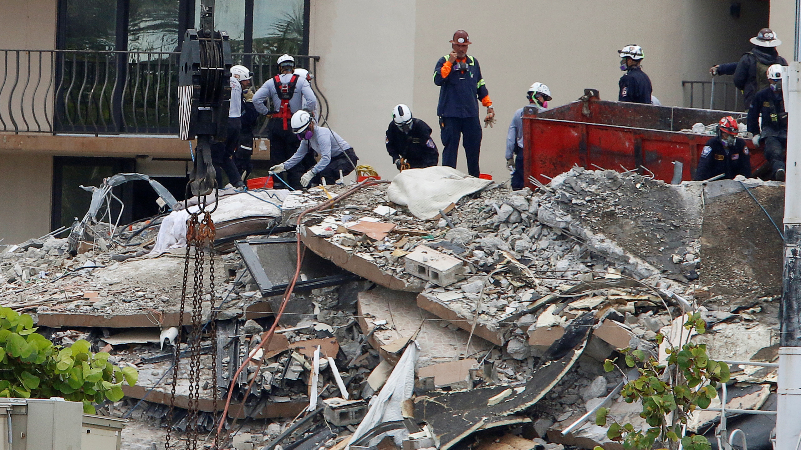 Death toll climbs to 11 in Florida condo collapse, 150 missing 6 Emergency workers conduct search and rescue missions at the site of a partially collapsed residential building in Surfside, near Miami Beach, Florida, U.S. June 28, 2021. REUTERS/Joe Skipper