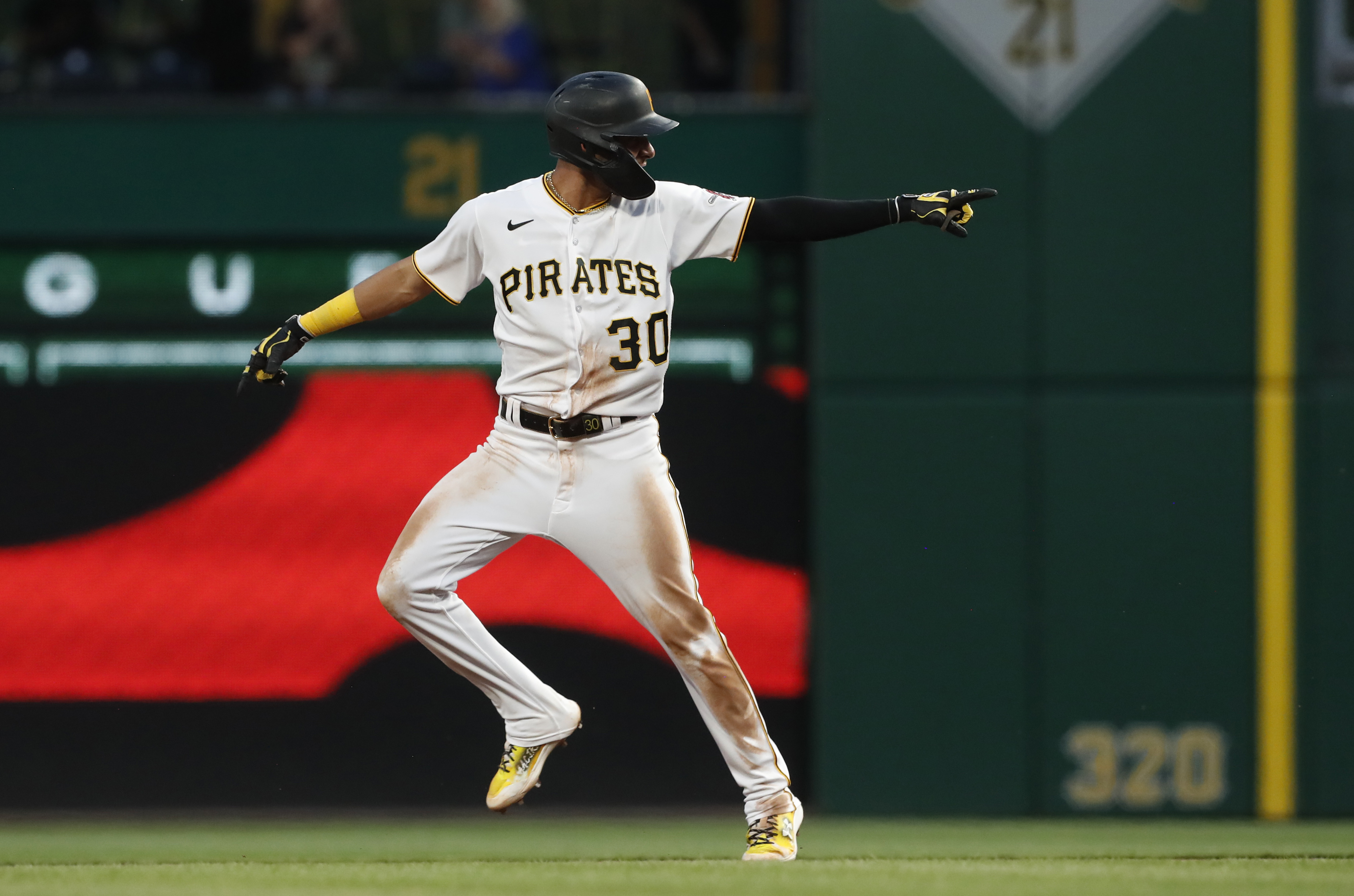 Marcano's first slam, Ortiz's first win power Pirates past Rangers