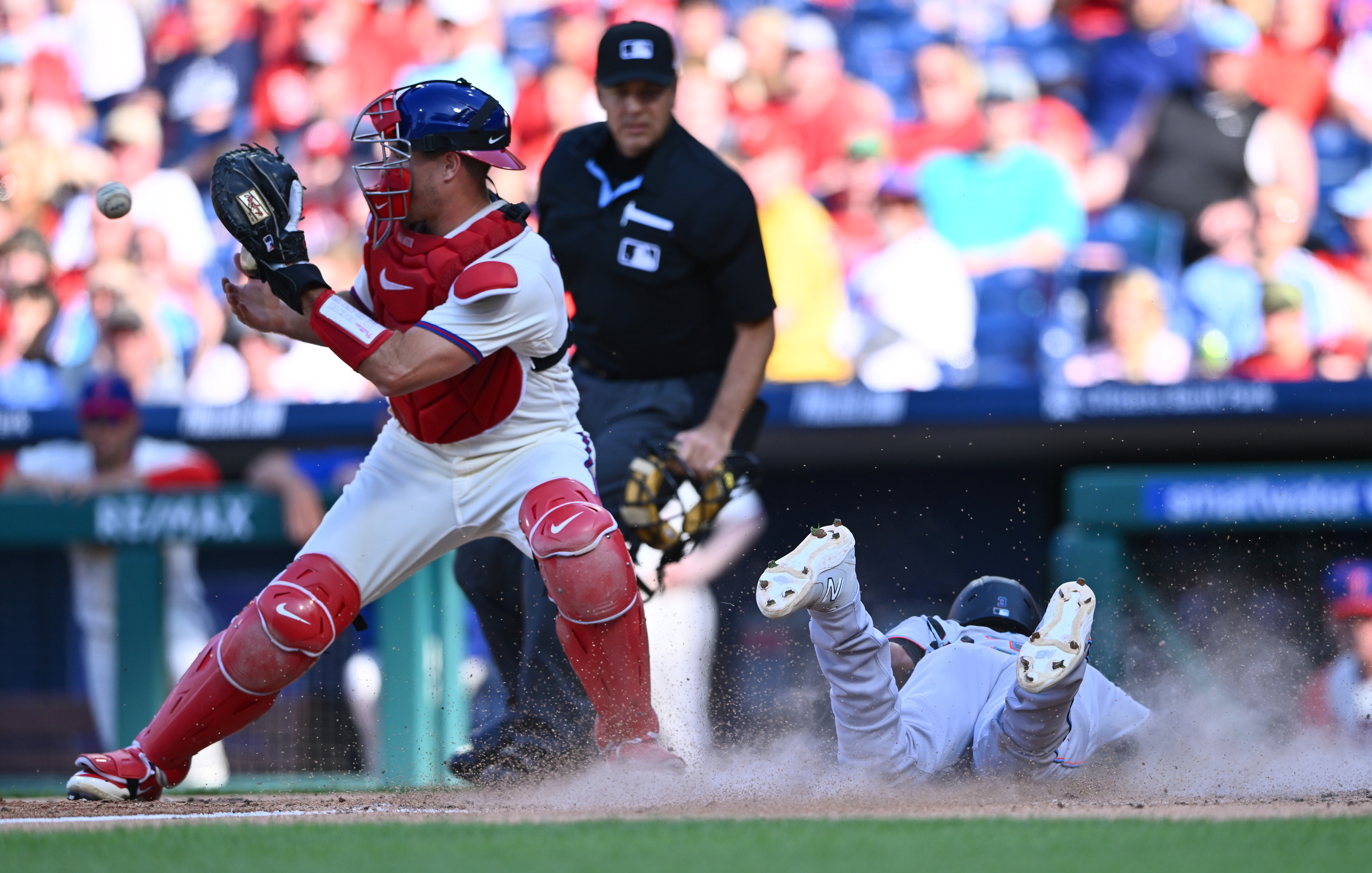 Soler homers, De La Cruz leads Marlins past Phillies 3-2