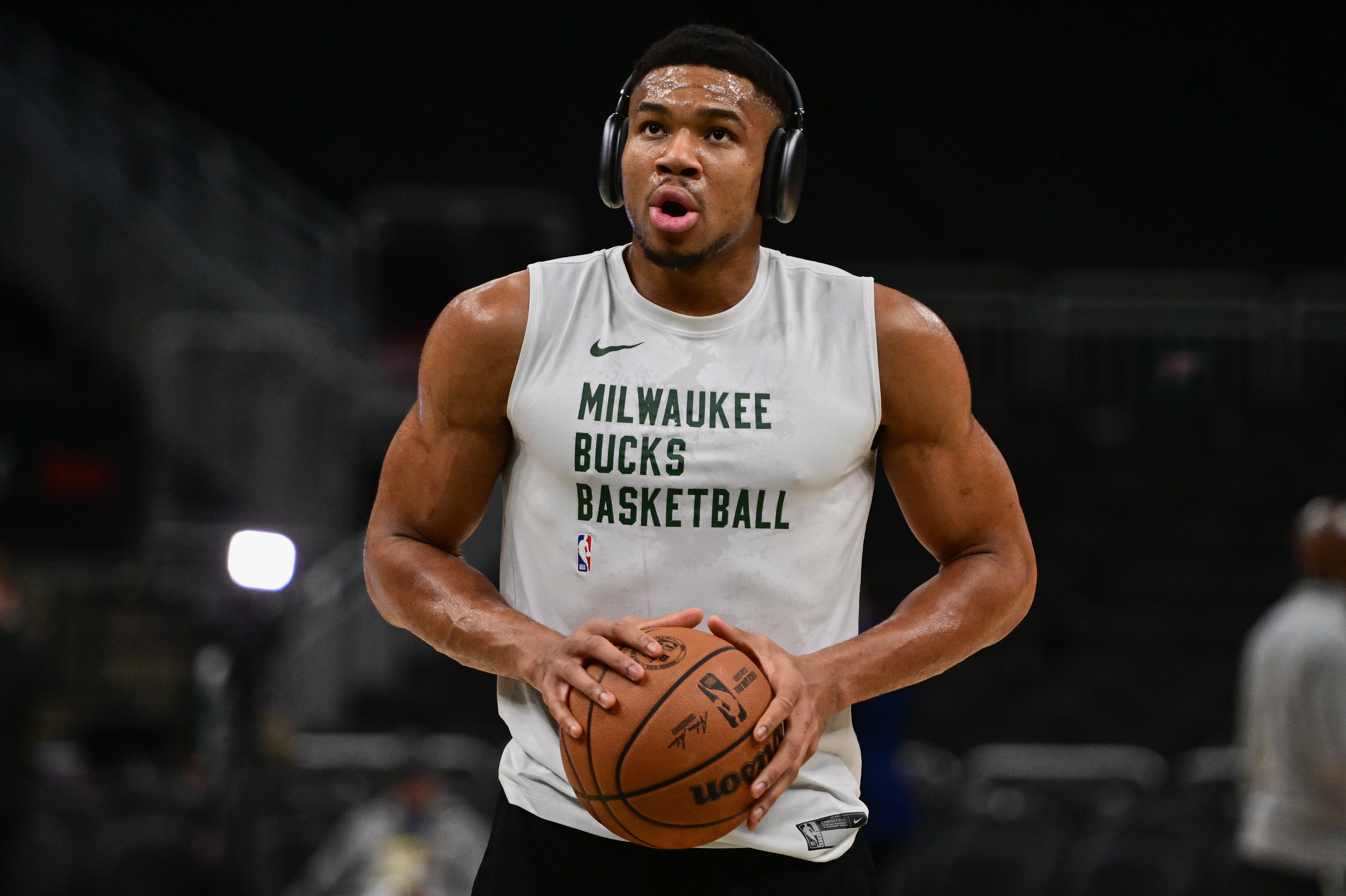 Giannis Antetokounmpo scores franchise-record 64 points, Bucks b