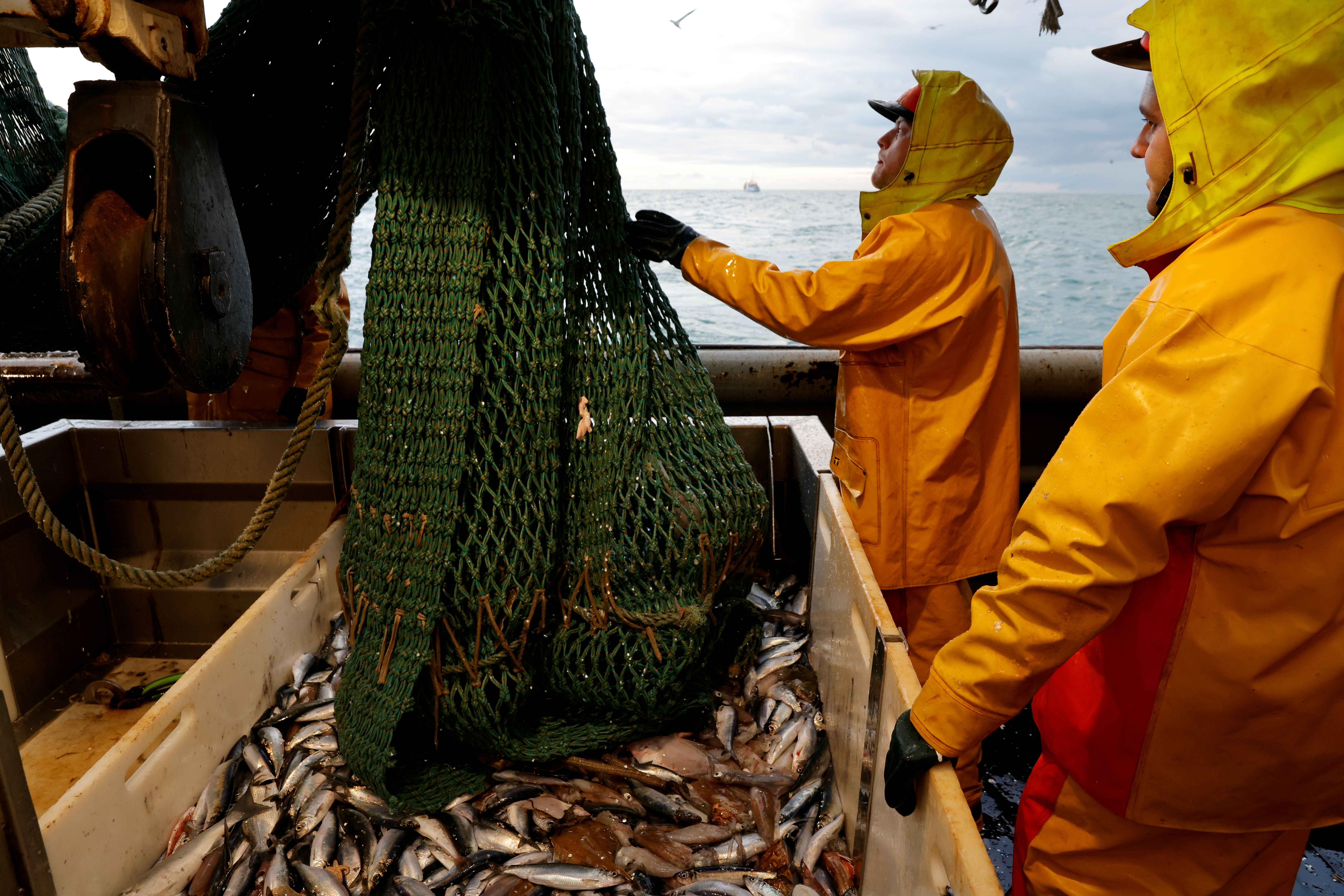 France working on retaliatory measures against Britain in fishing