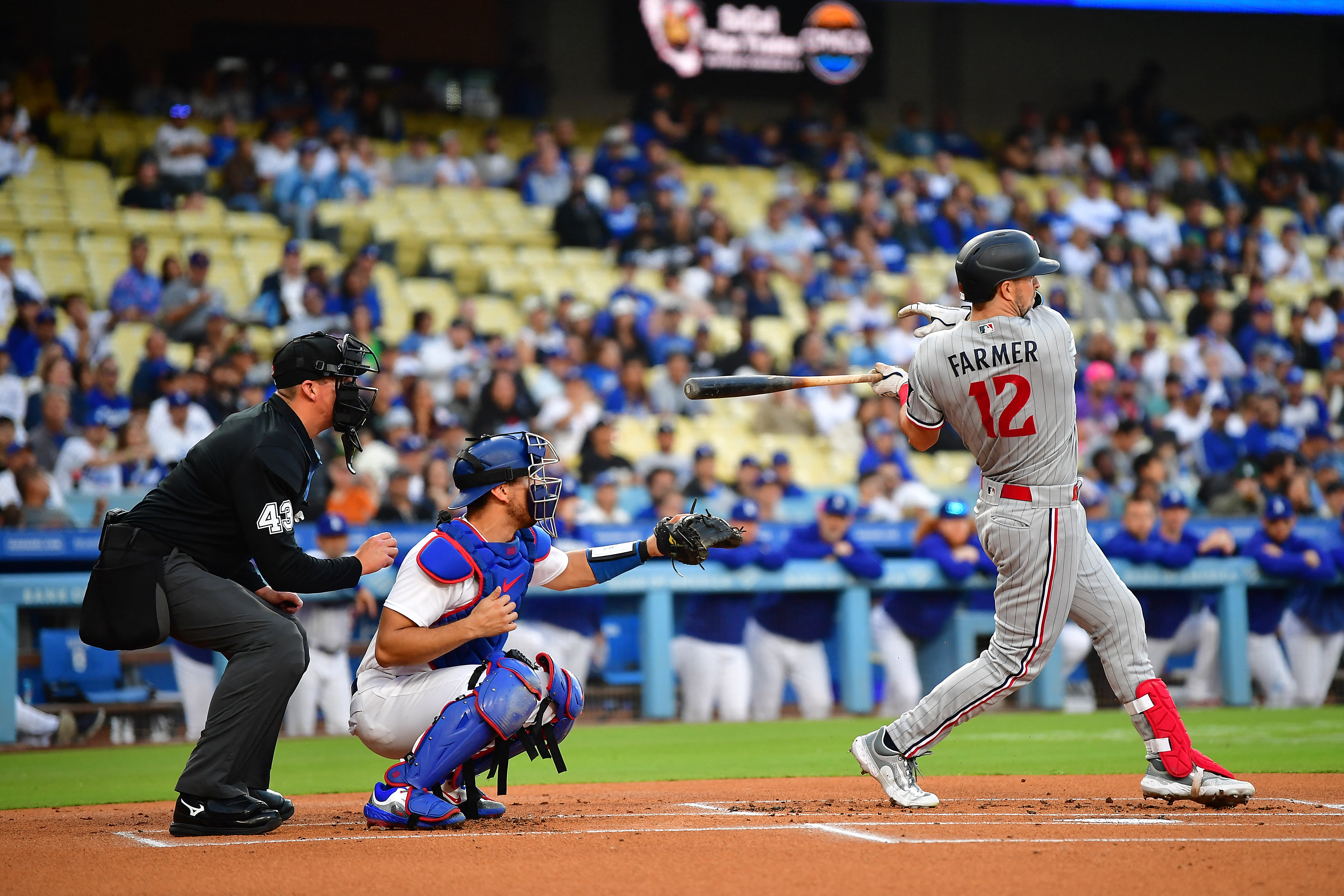 Clayton Kershaw stops steal of home, hands Dodgers 3-2 lead in