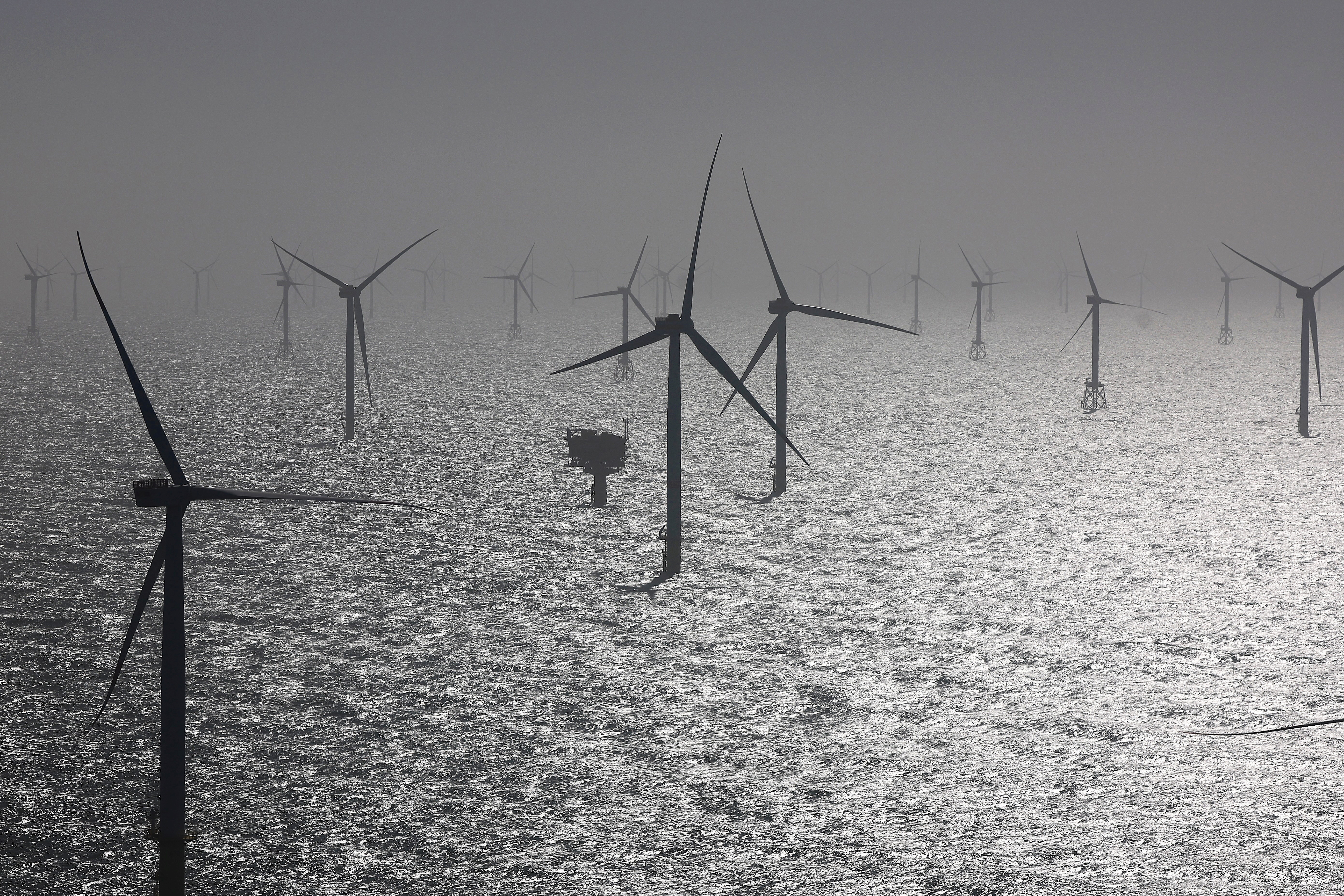 Des éoliennes, dont certaines du nouveau parc éolien offshore de RWE à Kaskasi, sont photographiées lors de l'ouverture du RWE-Offshore-Windpark Kaskasi