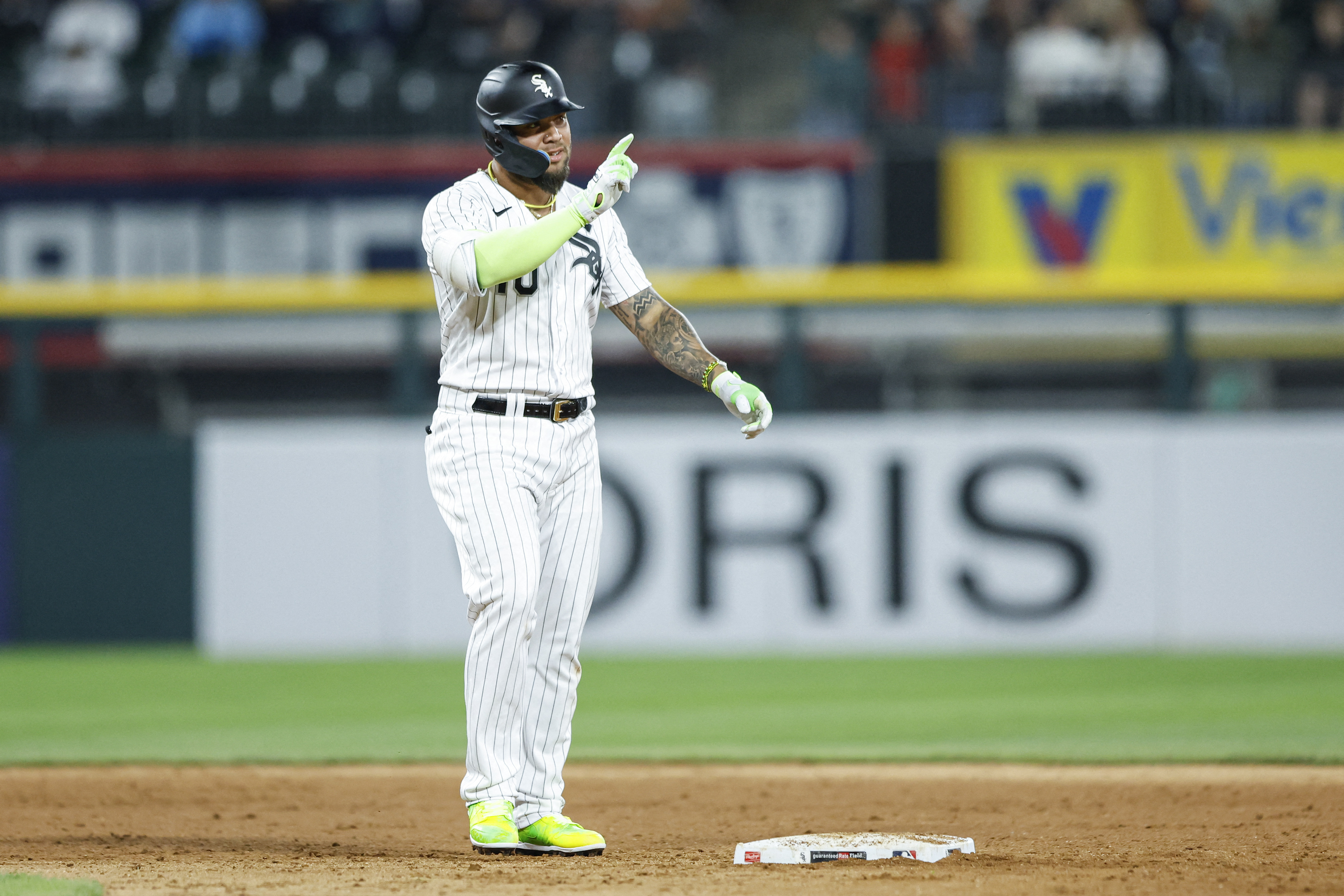 Luis Robert homers, drives in winner as White Sox top Astros