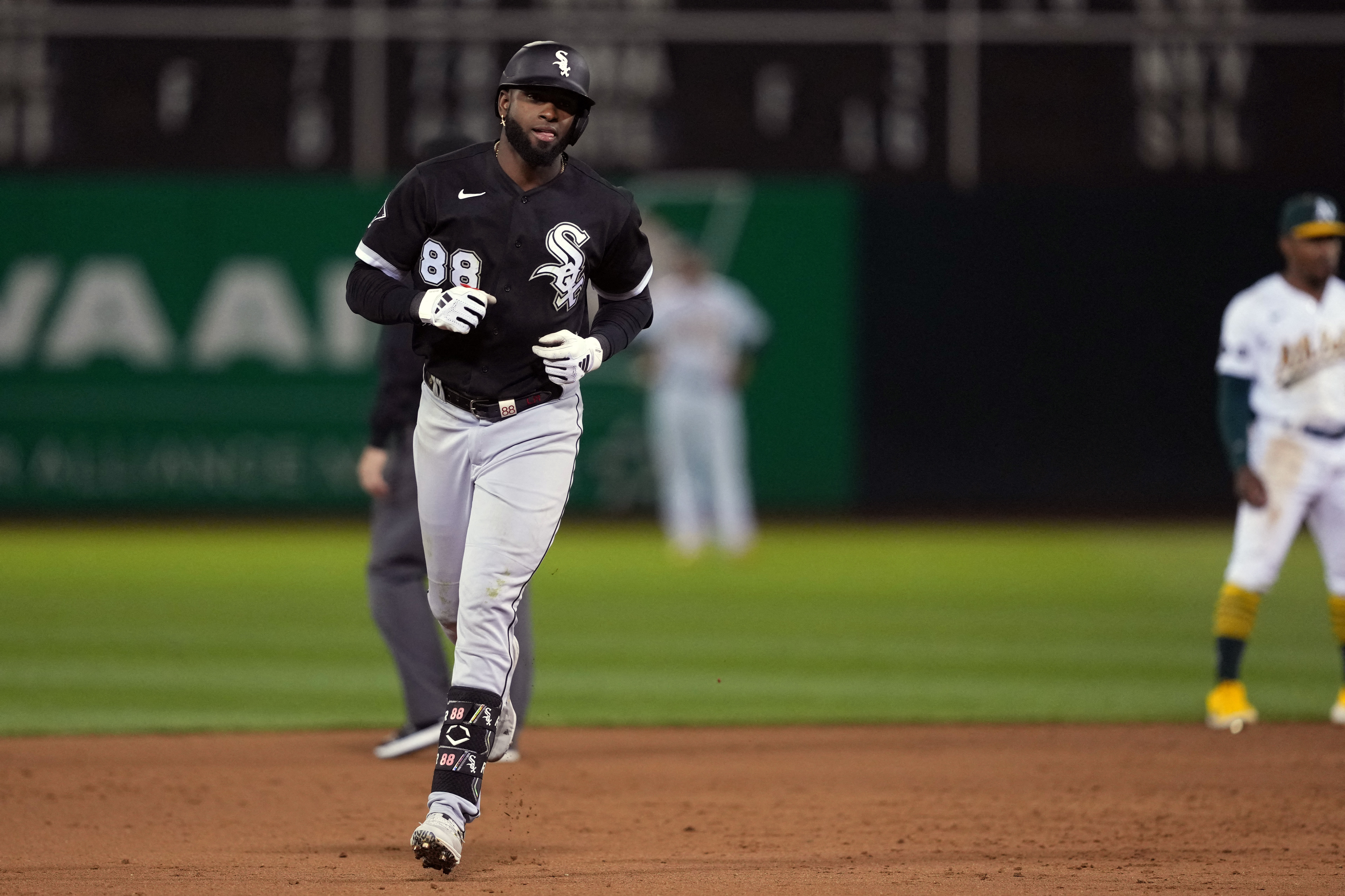 Anderson leads and Chicago White Sox follow