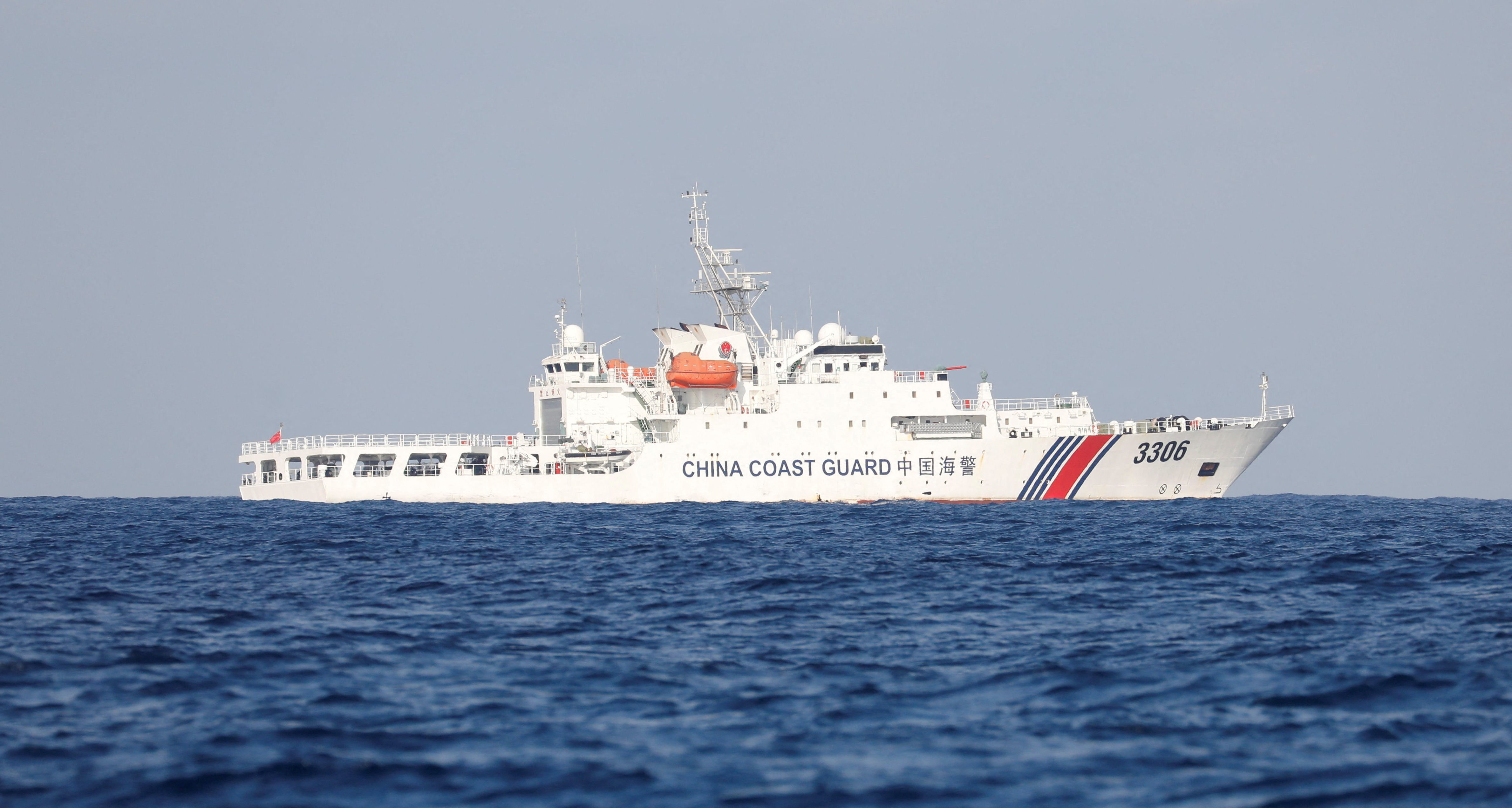 中国、南シナ海巡り米海軍艦「違法」侵入と非難 台湾船と対峙も | ロイター
