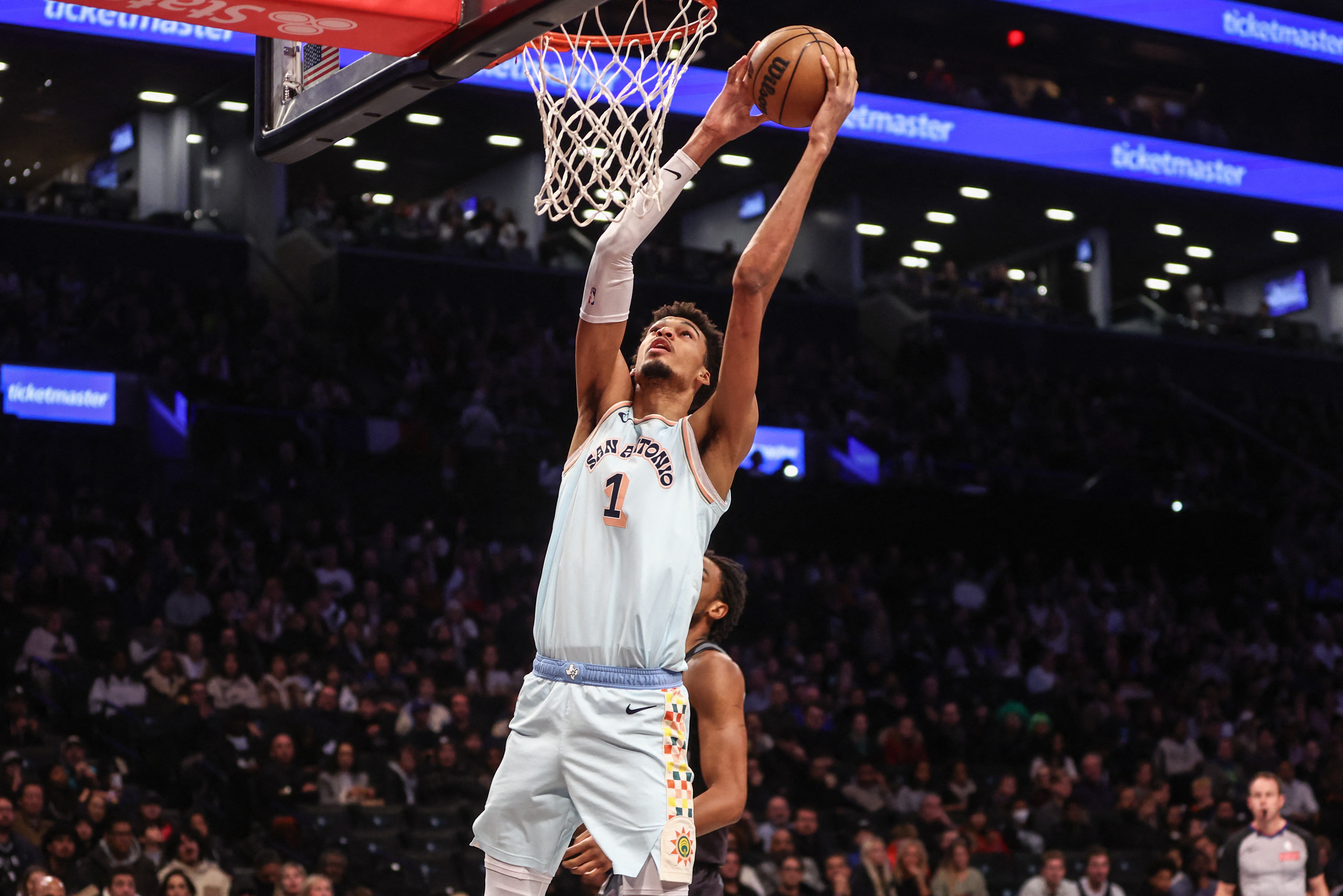 NBA＝ウェンバンヤマ、チェスでも才能発揮 ファンと交流 | ロイター