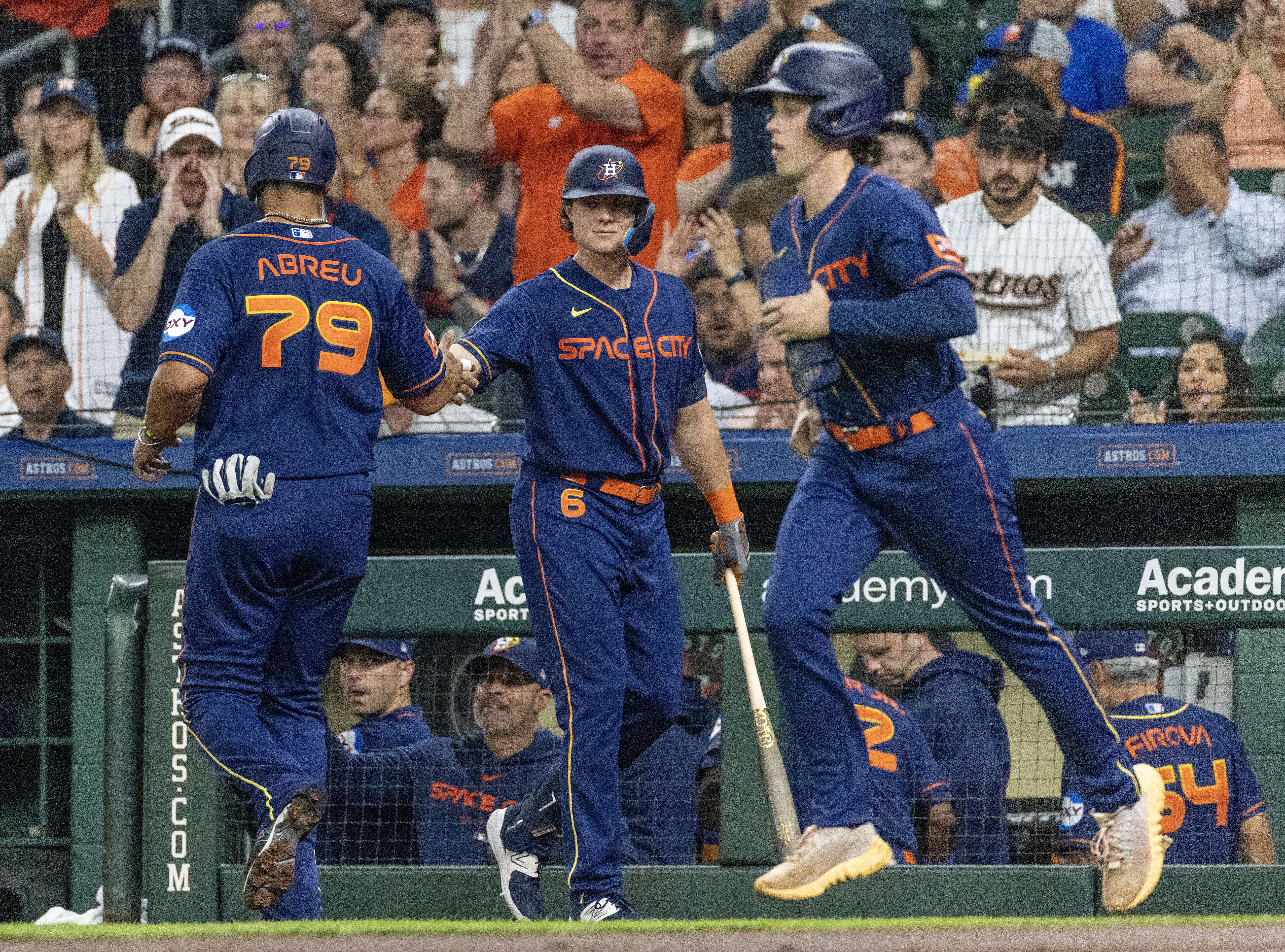 Cubs' Trey Mancini gets his World Series ring before Astros game