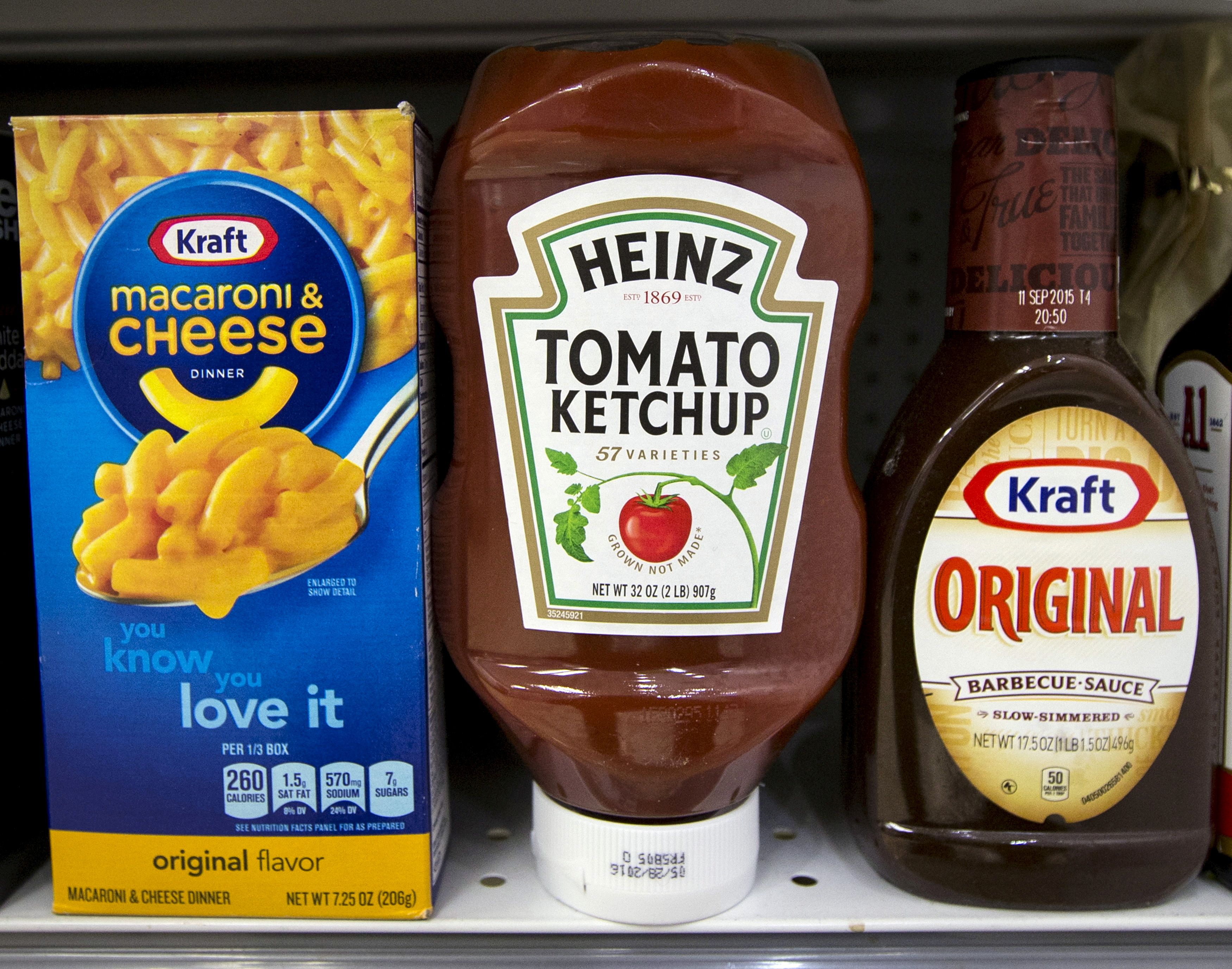 A Heinz Ketchup bottle sits between a box of Kraft macaroni and cheese and a bottle of Kraft Original Barbecue Sauce on a grocery store shelf in New York March 25, 2015.  REUTERS/Brendan McDermid/File Photo