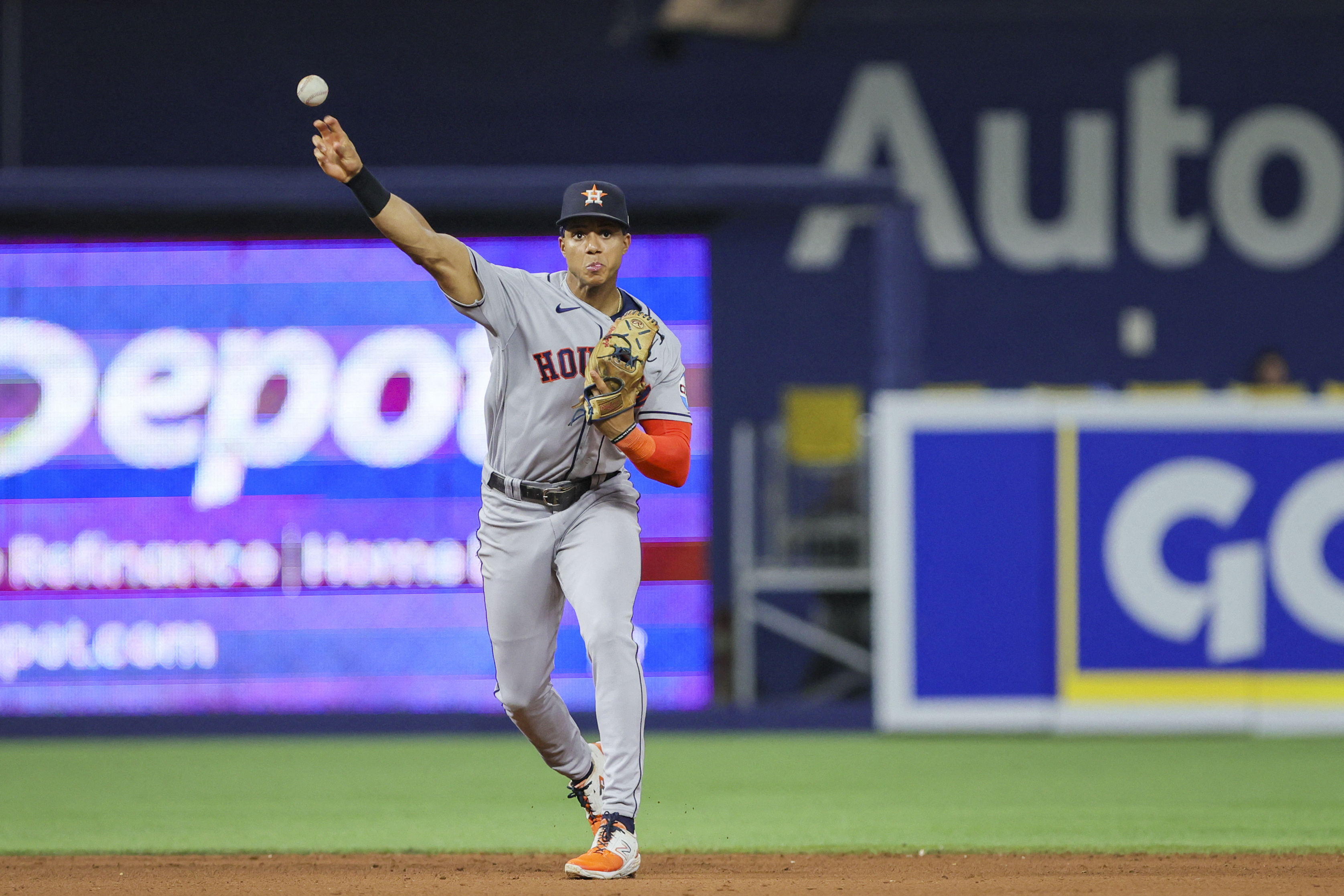 Jose Altuve exits game against Marlins after fouling pitch off his shin in  1st inning - The San Diego Union-Tribune