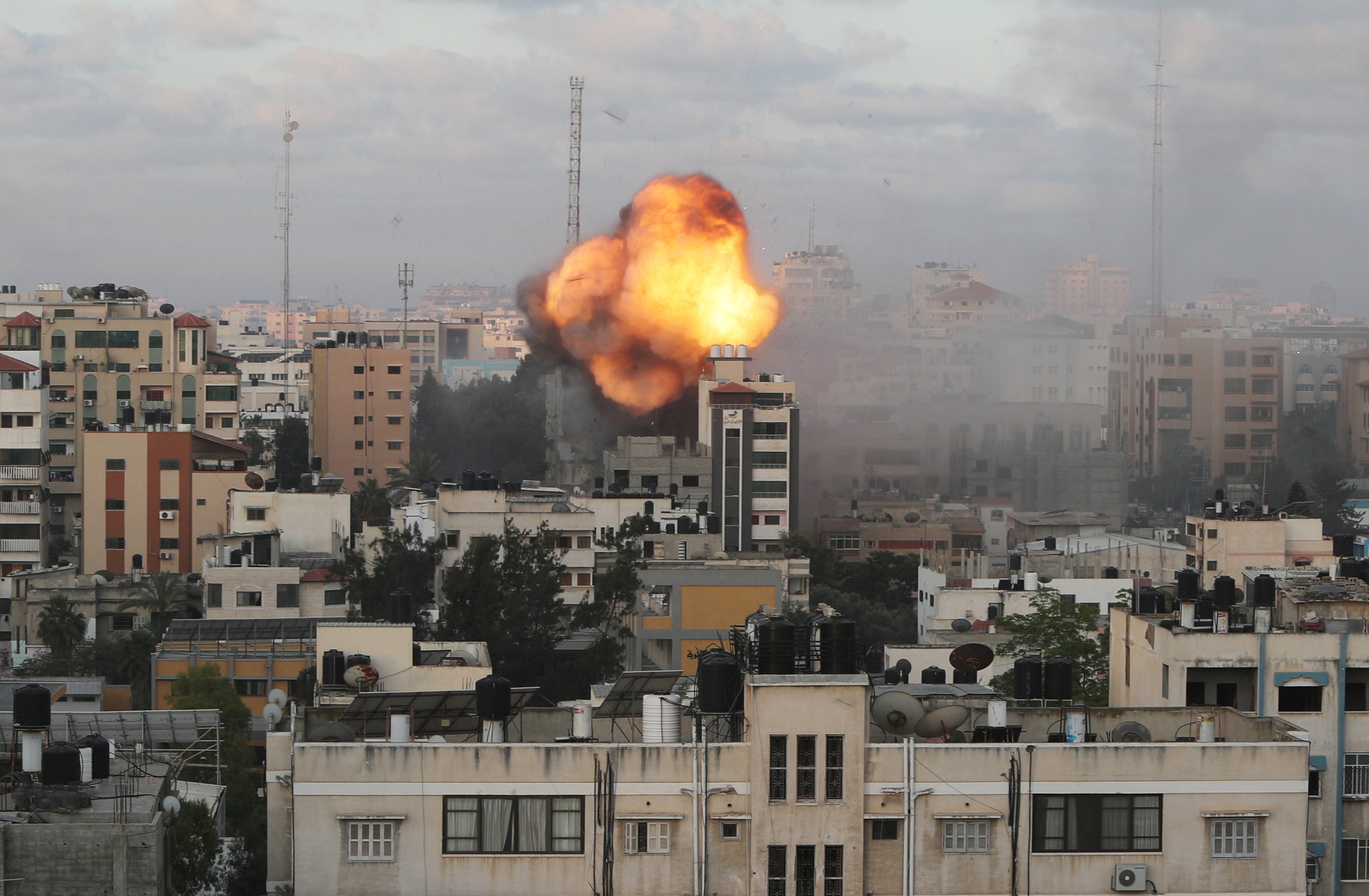 Se ven humo y llamas luego de un ataque aéreo israelí contra un edificio, en medio de un estallido de los combates entre israelíes y palestinos, en la ciudad de Gaza el 18 de mayo de 2021. REUTERS / Mohammed Salem