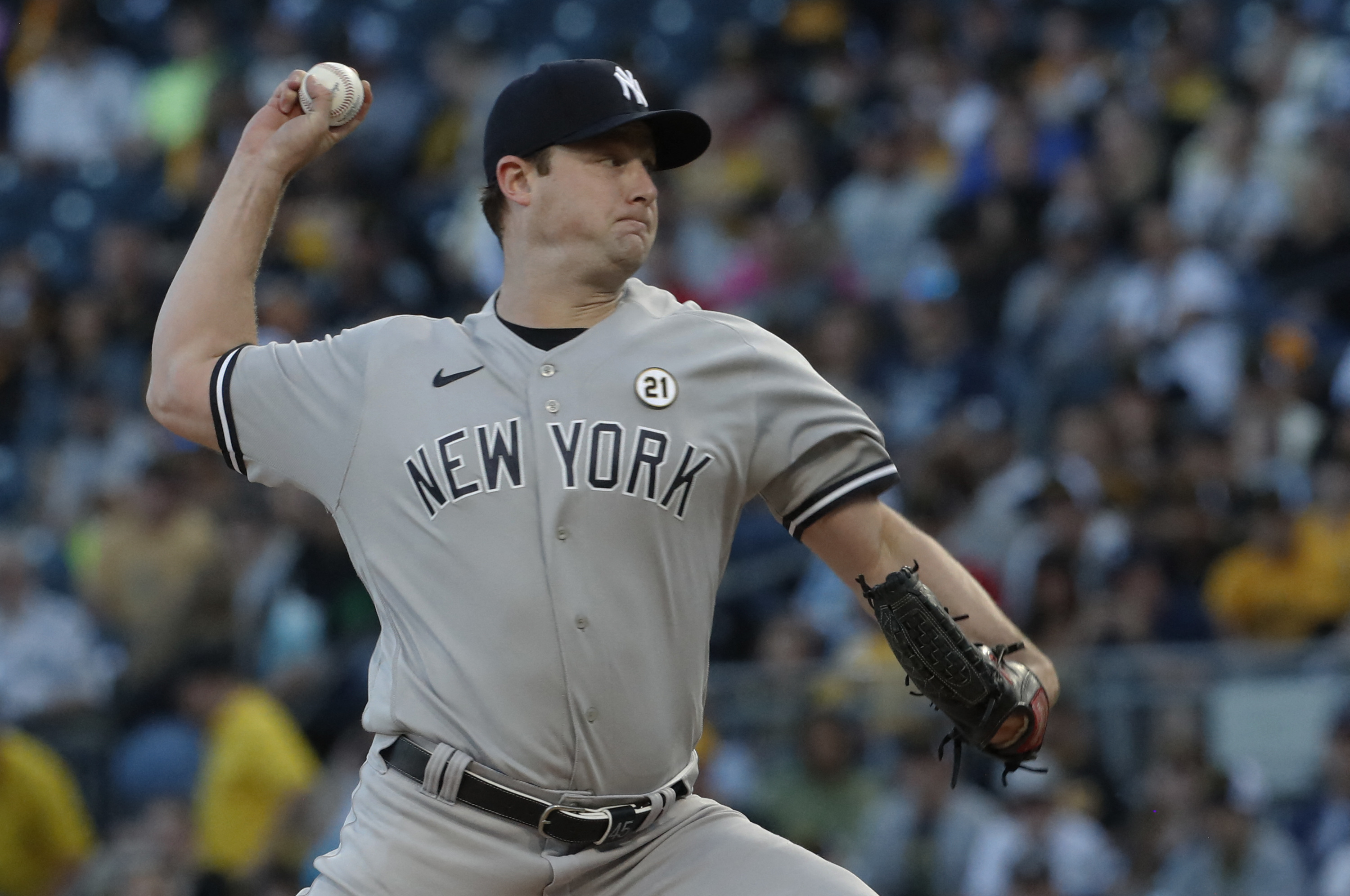 Yankees rally past Pirates thanks to ninth-inning error