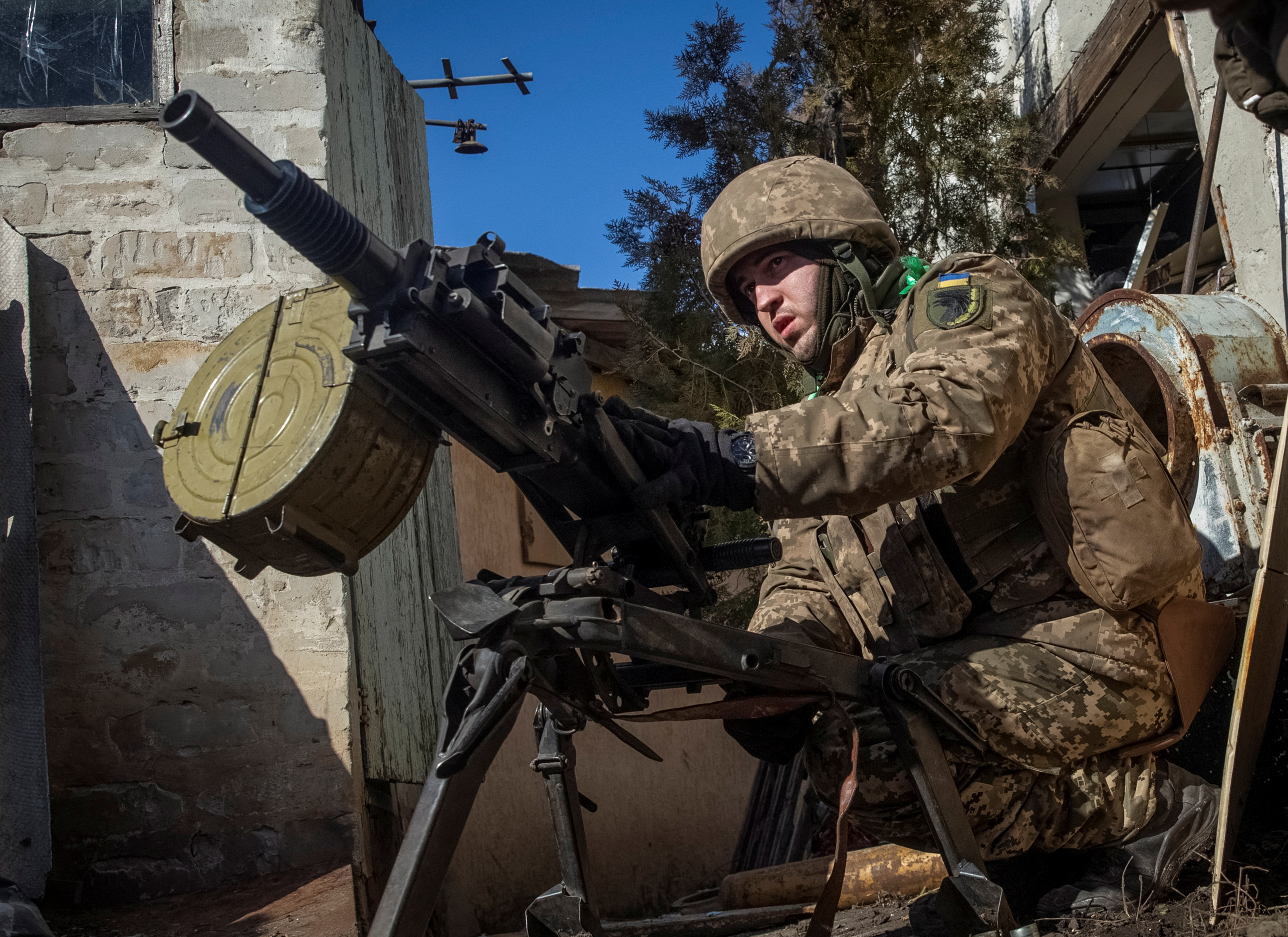 Soldatul ucrainean trage cu un lansator de grenade automat la Bakhmut