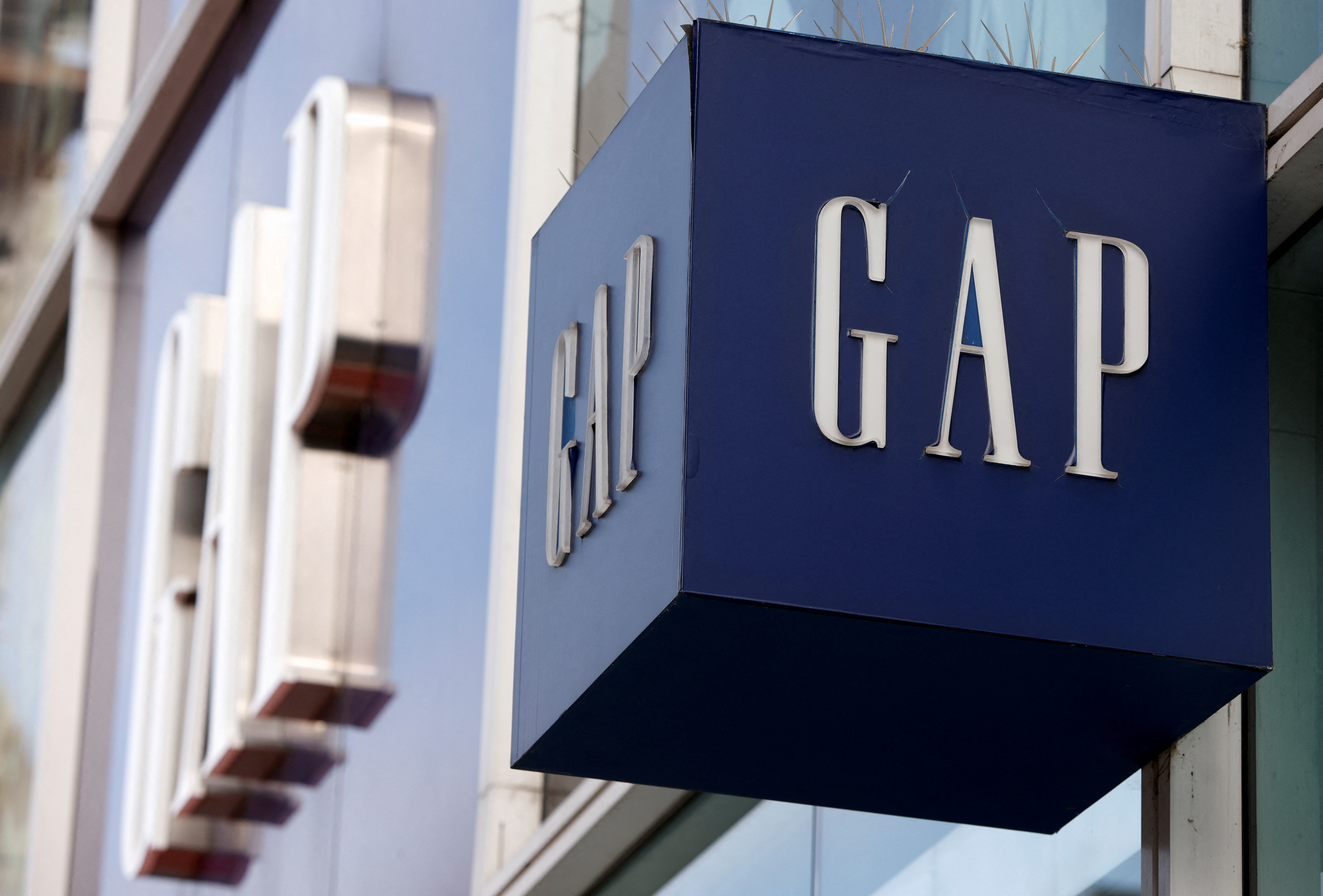 Gap eliminates 500 corporate jobs amid shrinking margins | Reuters
