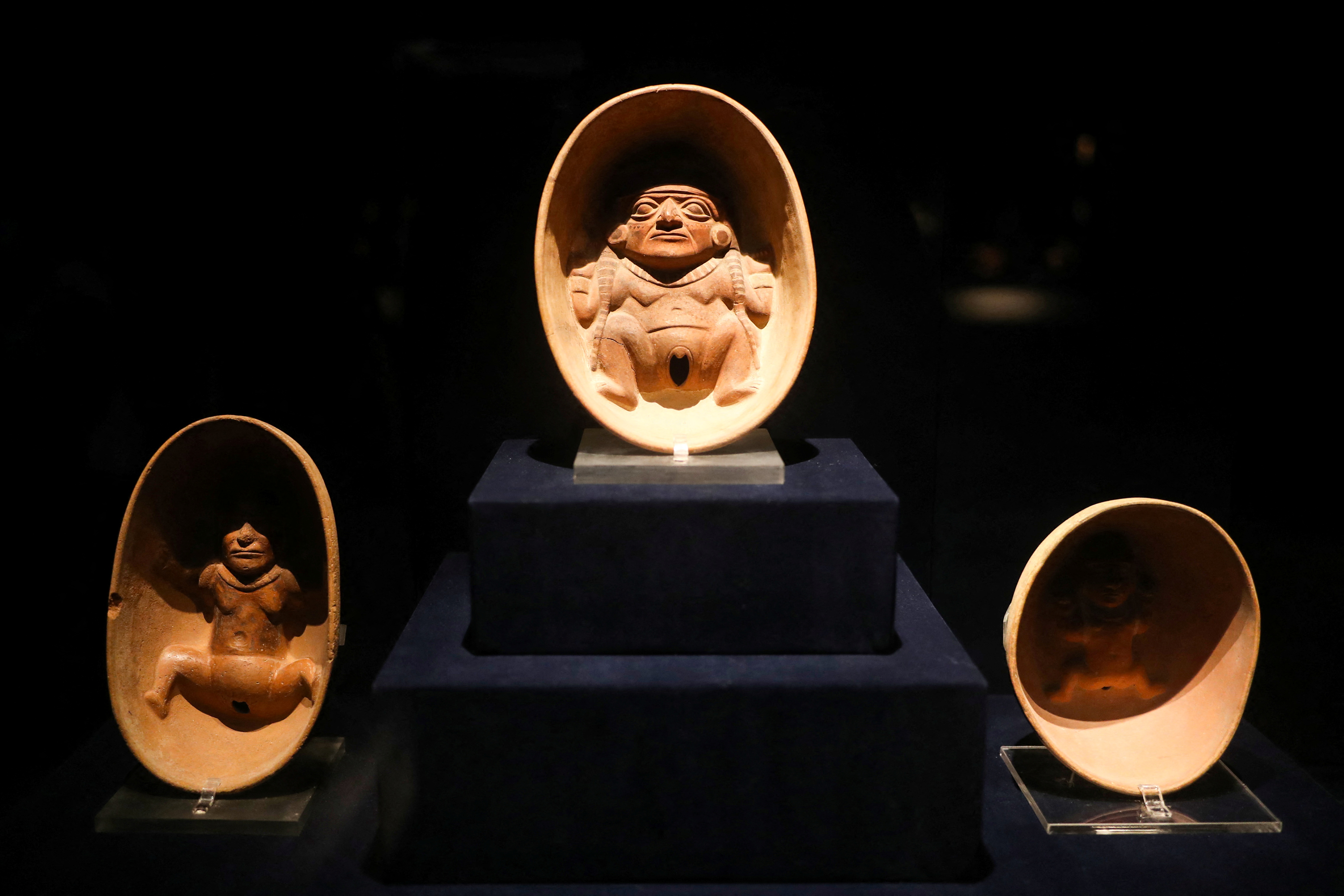 Hands-on exhibition of pre-Hispanic figures seeks to combat testicular cancer, in Lima