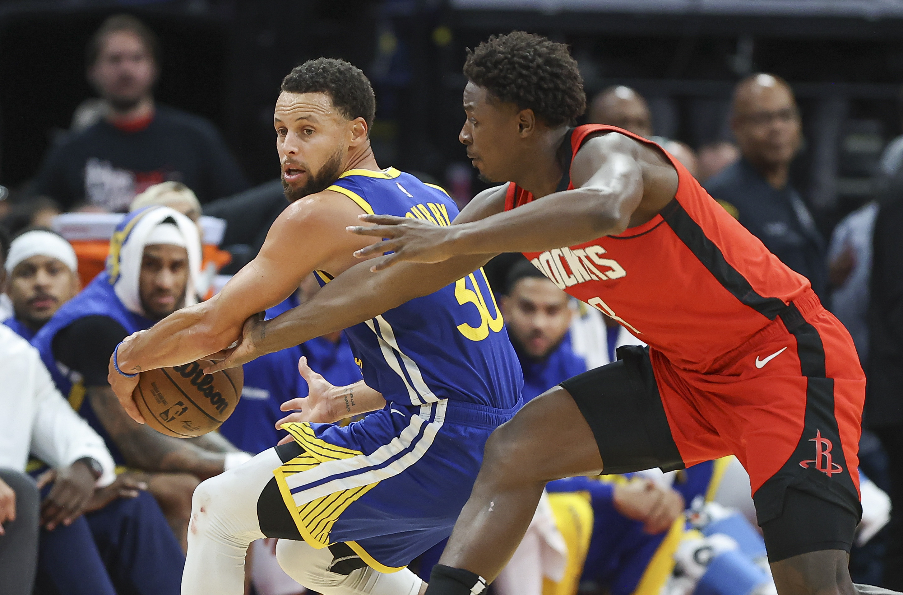 Stephen Curry heats up late as Warriors ground Rockets | Reuters