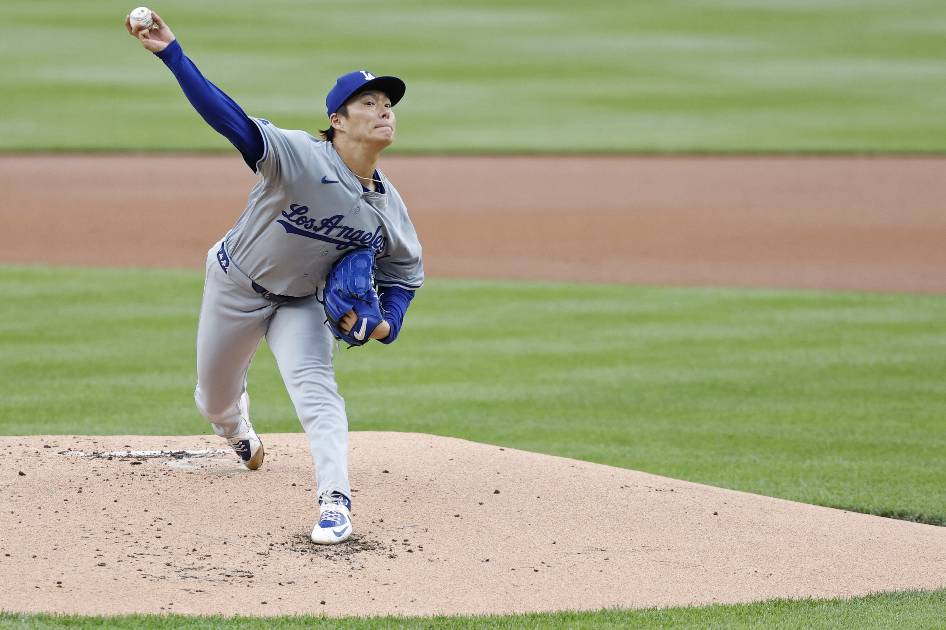 Yoshinobu Yamamoto shines as Dodgers sweep Nats | Reuters