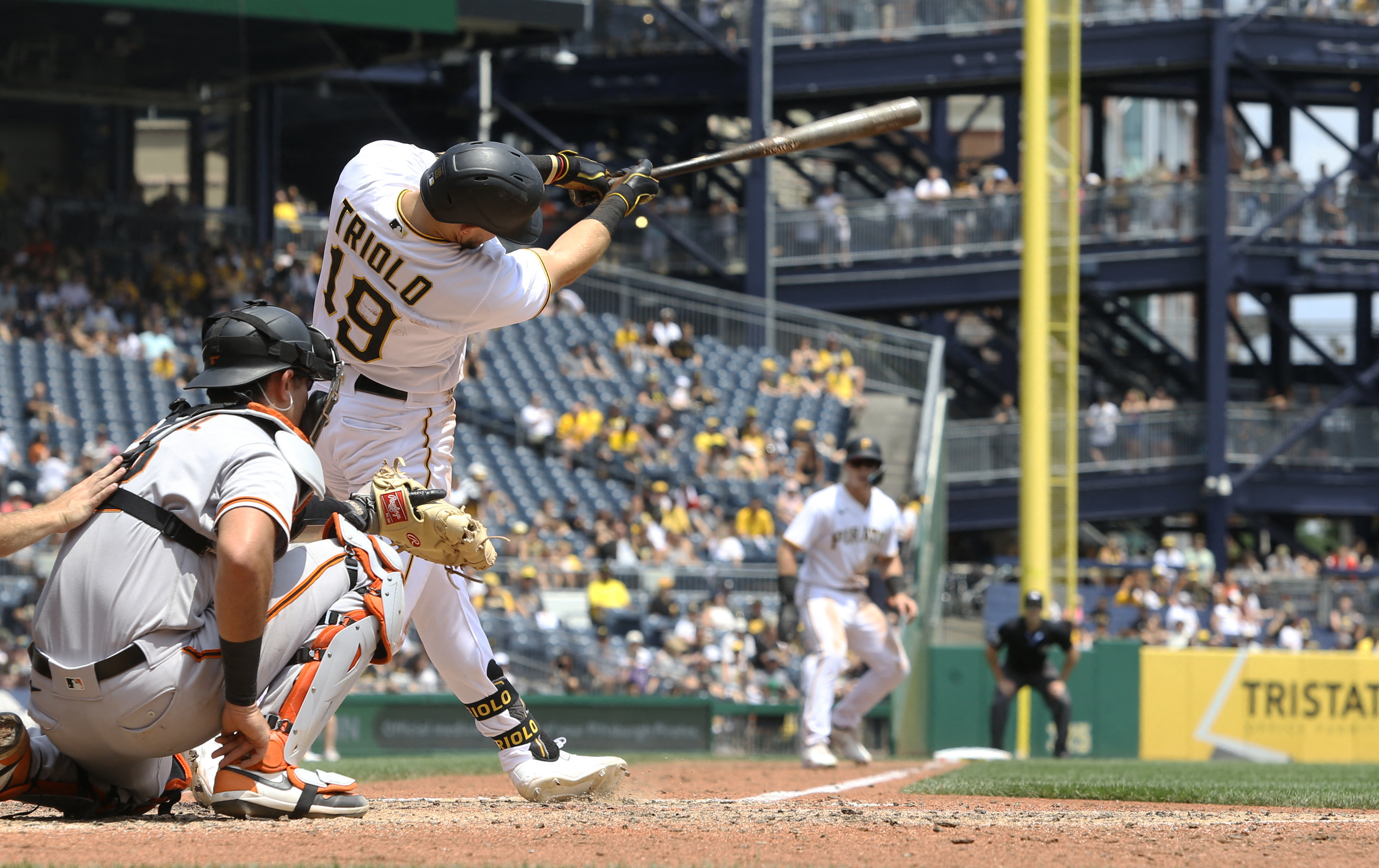 Giants score 5 runs in 10th for series sweep as Pirates continue