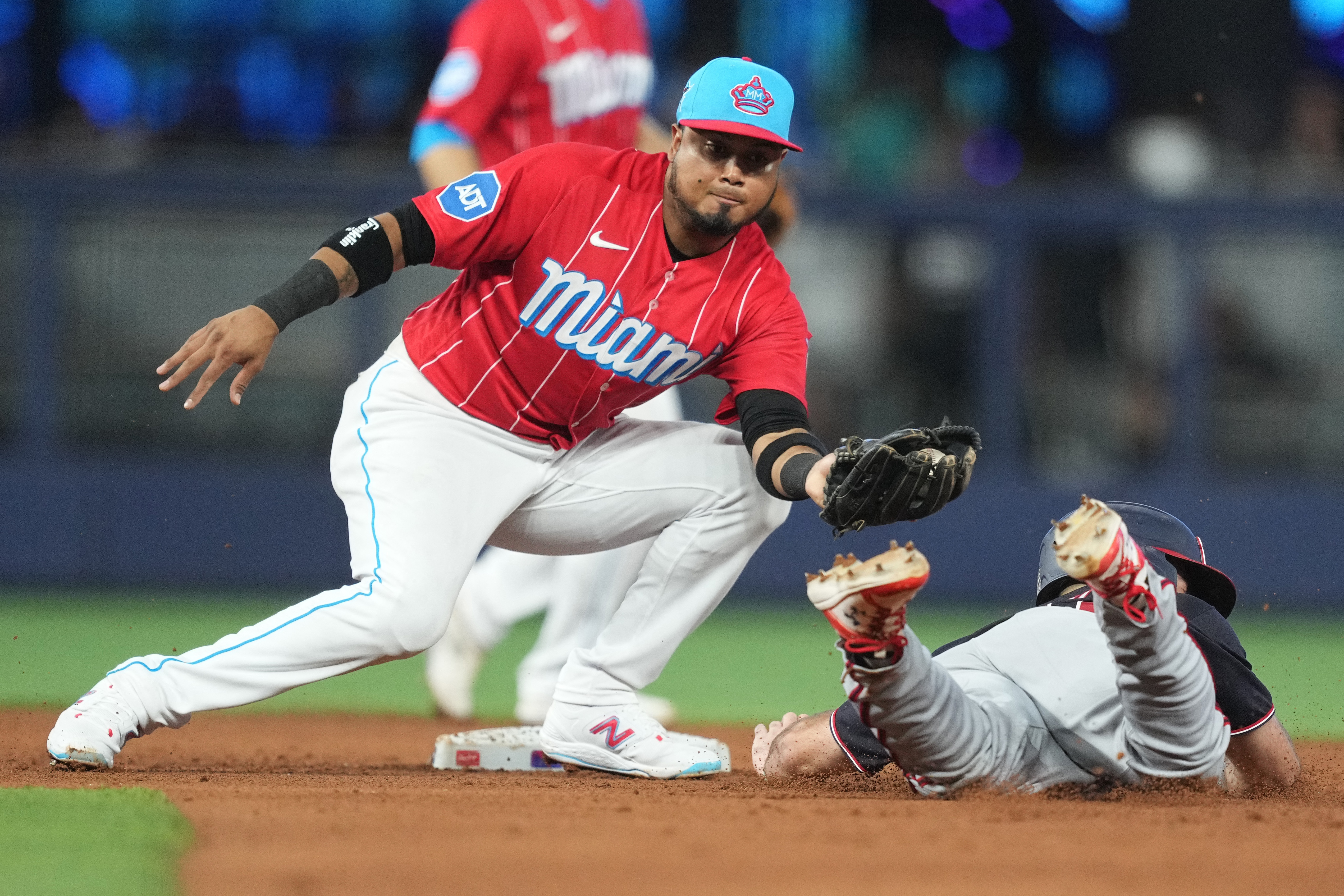 Nationals score go-ahead run in 9th on passed ball, rally to beat Marlins  3-2 - ABC News