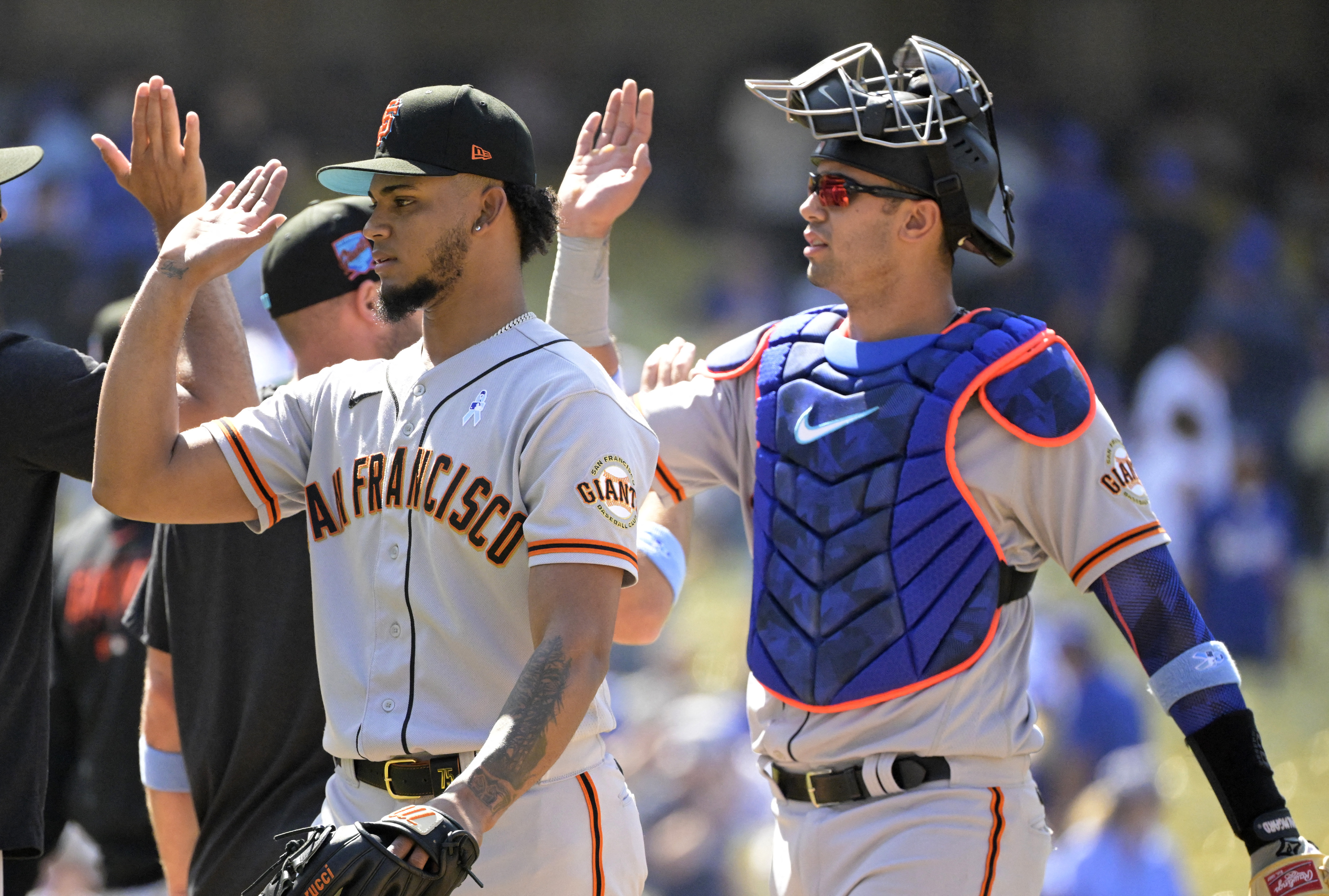 Giants finish off rare sweep of Dodgers in LA with 7-3 win
