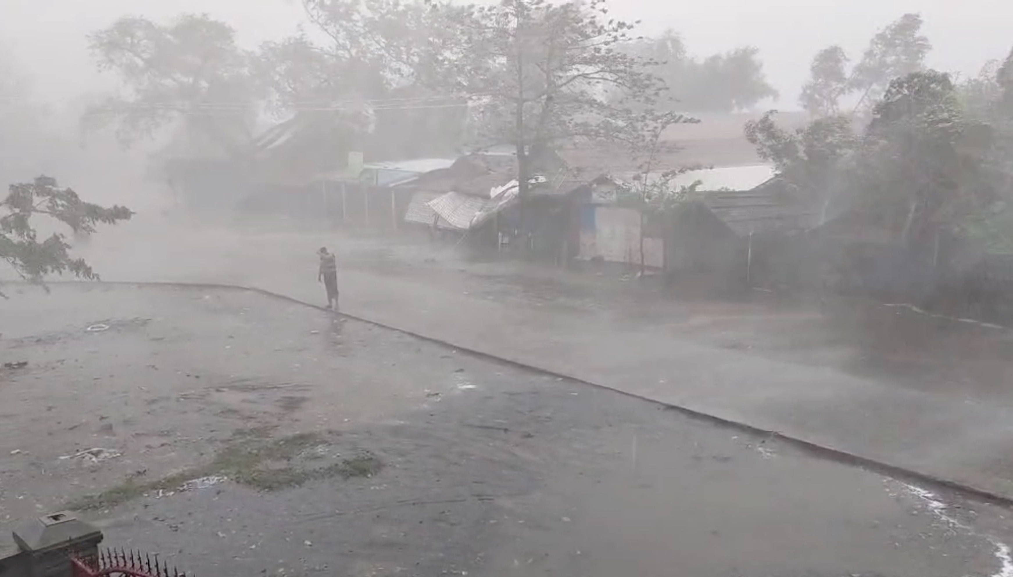 Strong winds and heavy rain at ThekayPyin Rohingya camp in Sittwe