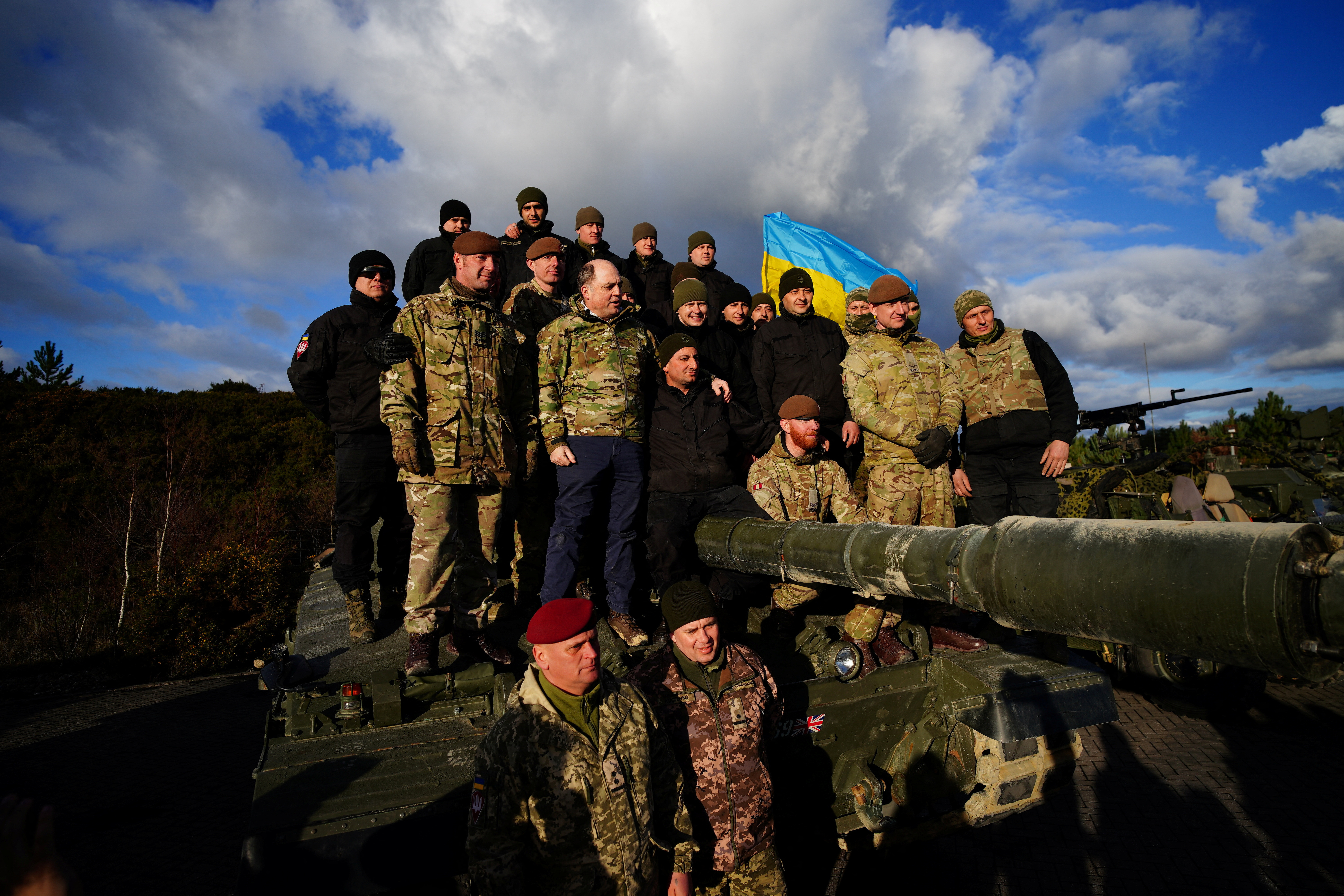 Britain 'warming up' weapon output to help Ukraine, says defence