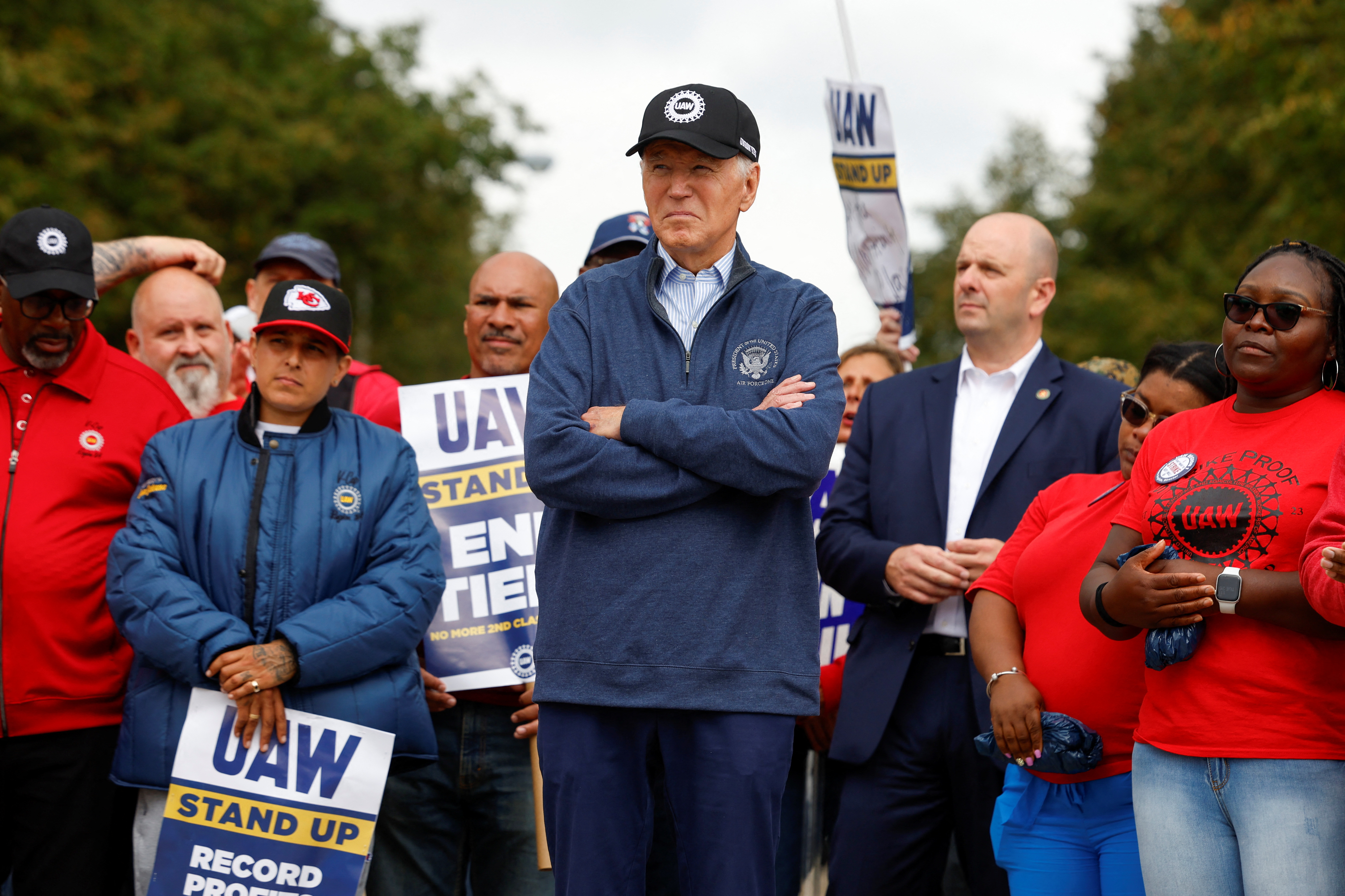 O presidente dos EUA, Joe Biden, junta-se ao piquete da United Auto Workers em Belleville, Michigan