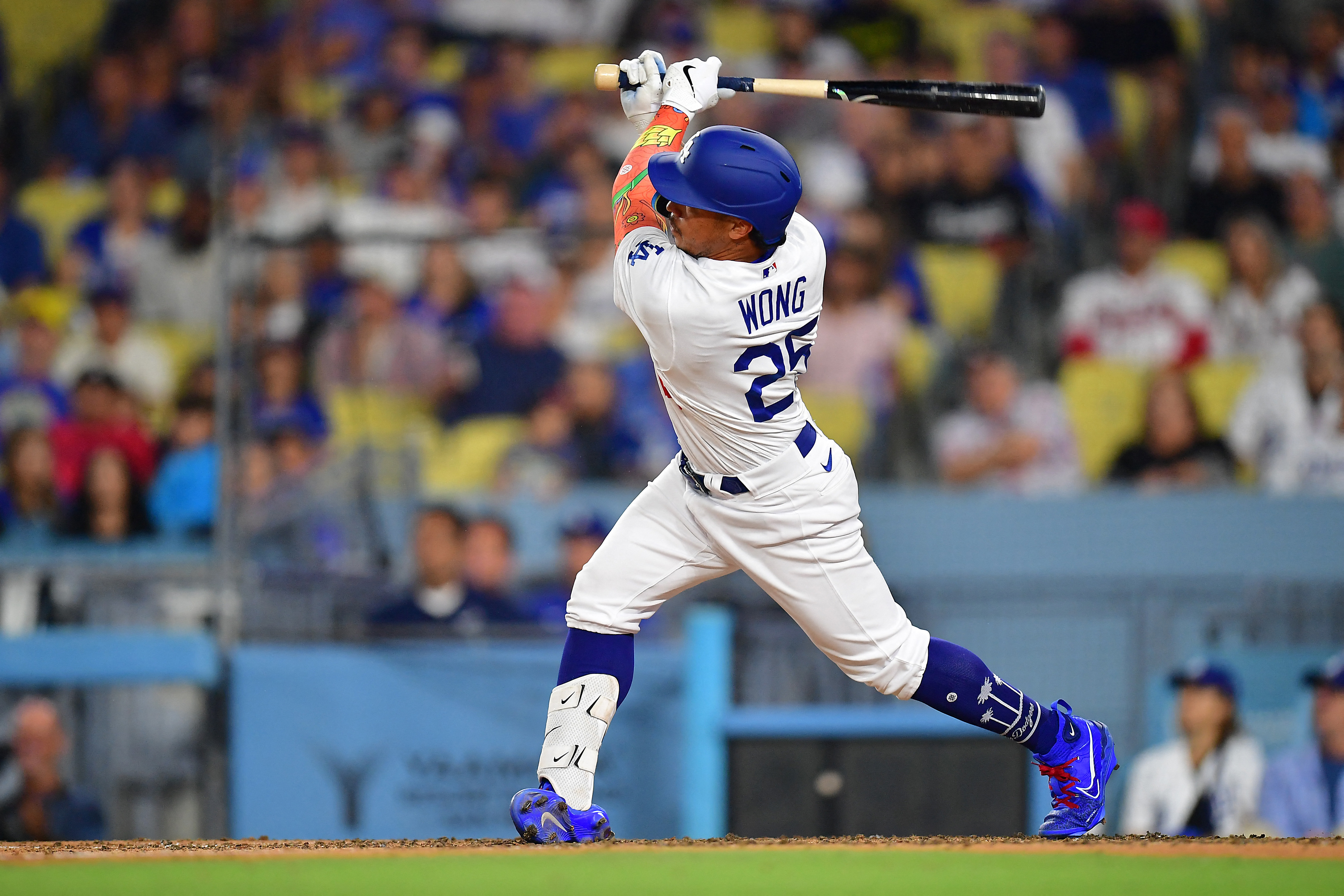 Wong hits home run in 1st at-bat with Los Angeles Dodgers