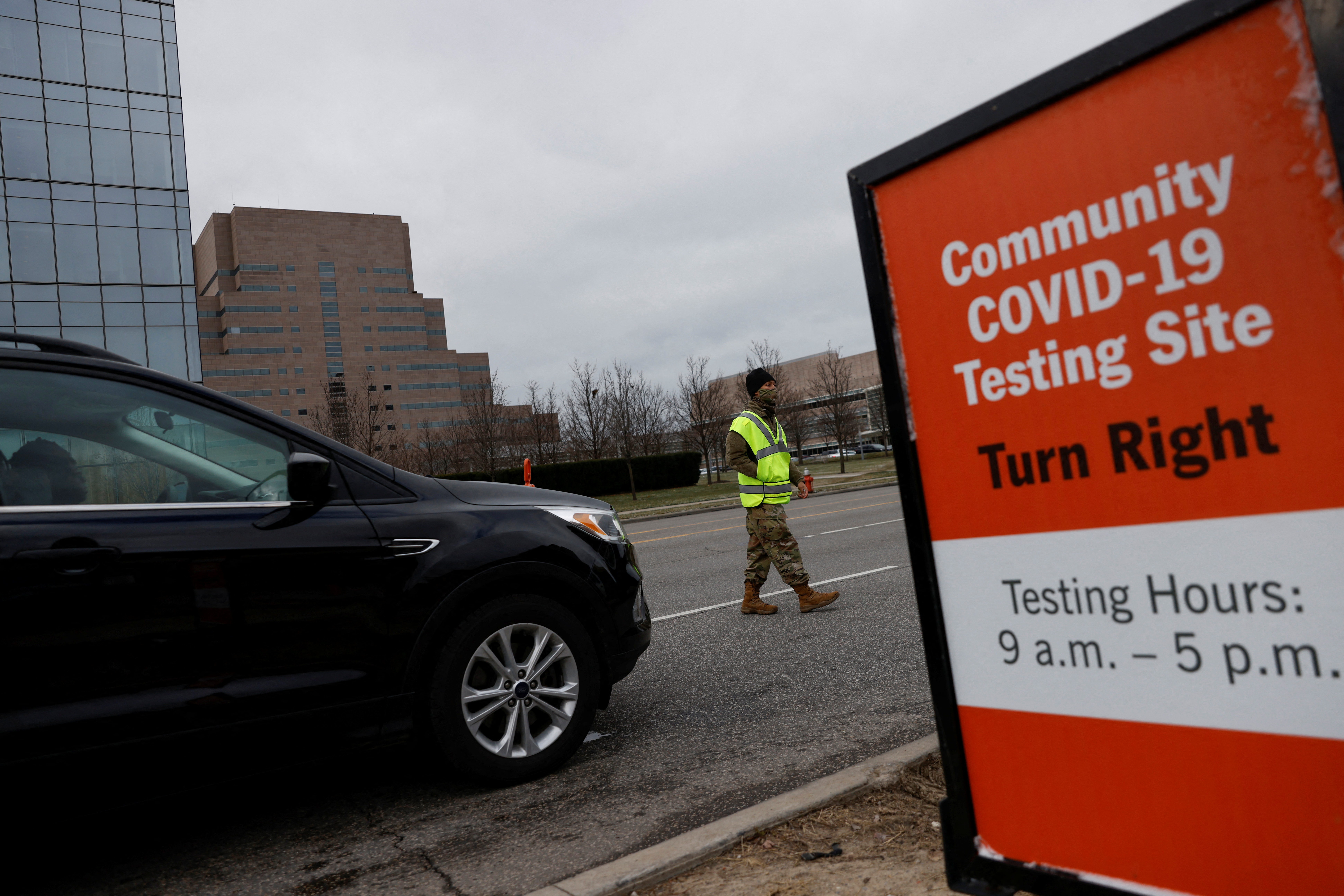 A member of the Ohio National Guard directs cars entering a testing site amid the coronavirus disease (COVID-19) pandemic, in Cleveland, Ohio, U.S., January 3, 2022.  REUTERS/Shannon Stapleton