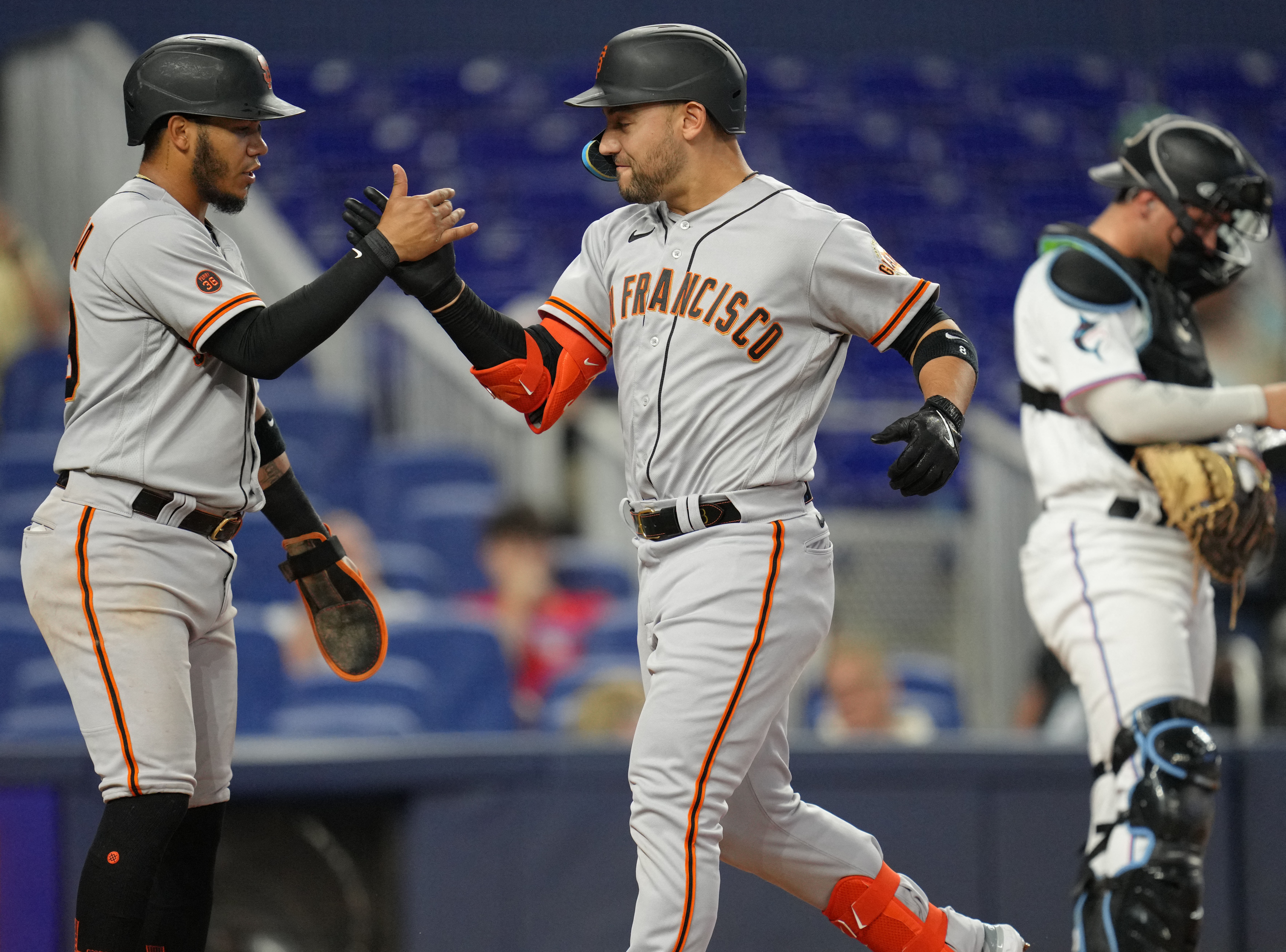 Giants explode for four runs in 11th to slay Marlins