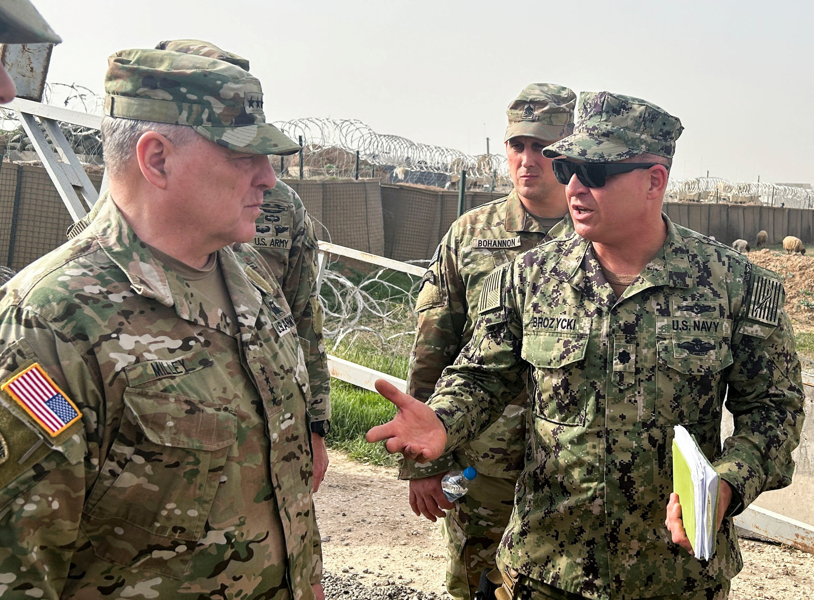 Chủ tịch Hội đồng Tham mưu trưởng Liên quân Hoa Kỳ, Tướng Mark Milley nói chuyện với các lực lượng Hoa Kỳ ở Syria tại một căn cứ quân sự của Hoa Kỳ ở Đông Bắc Syria