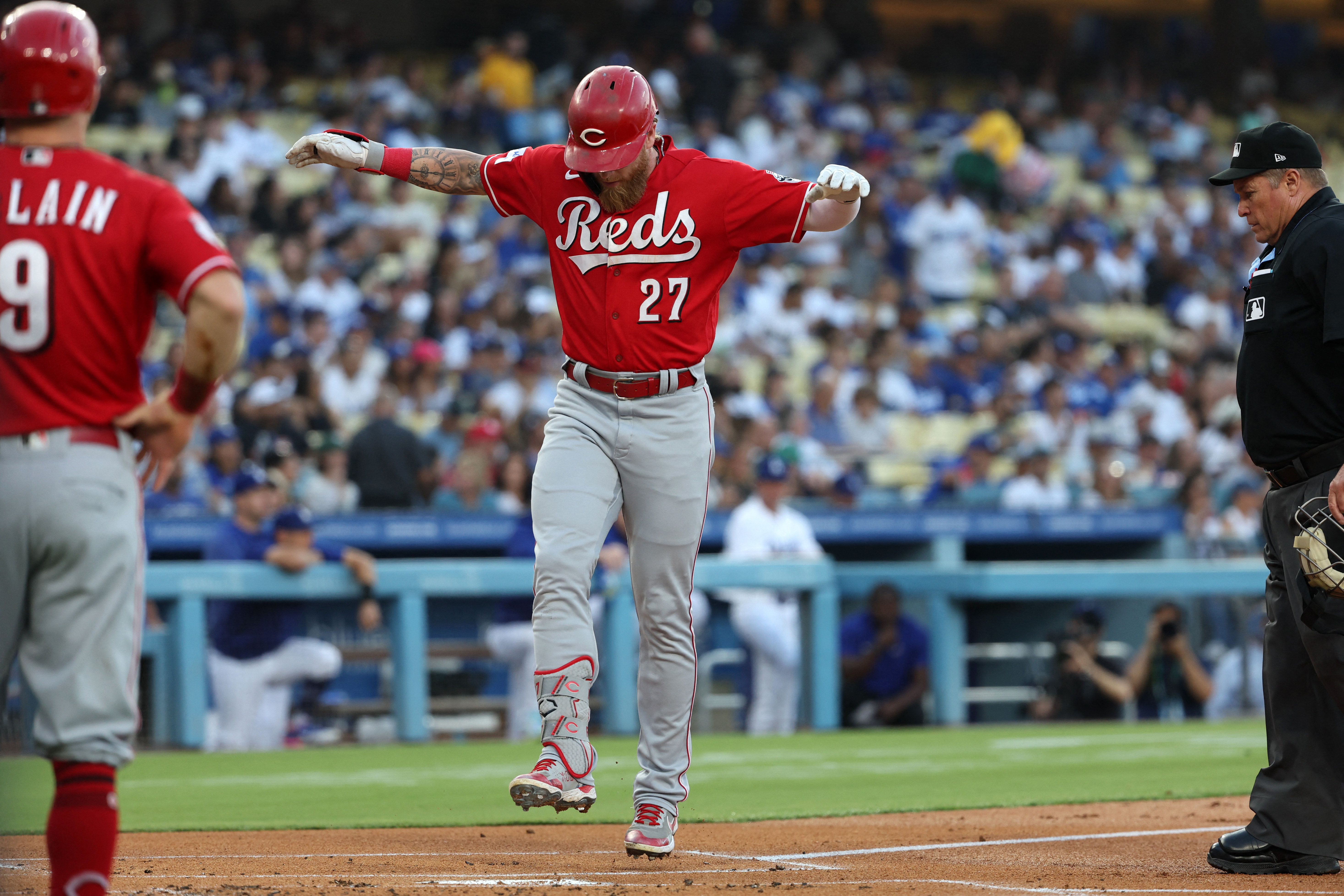 Reds hit two homers, hold on to beat Dodgers