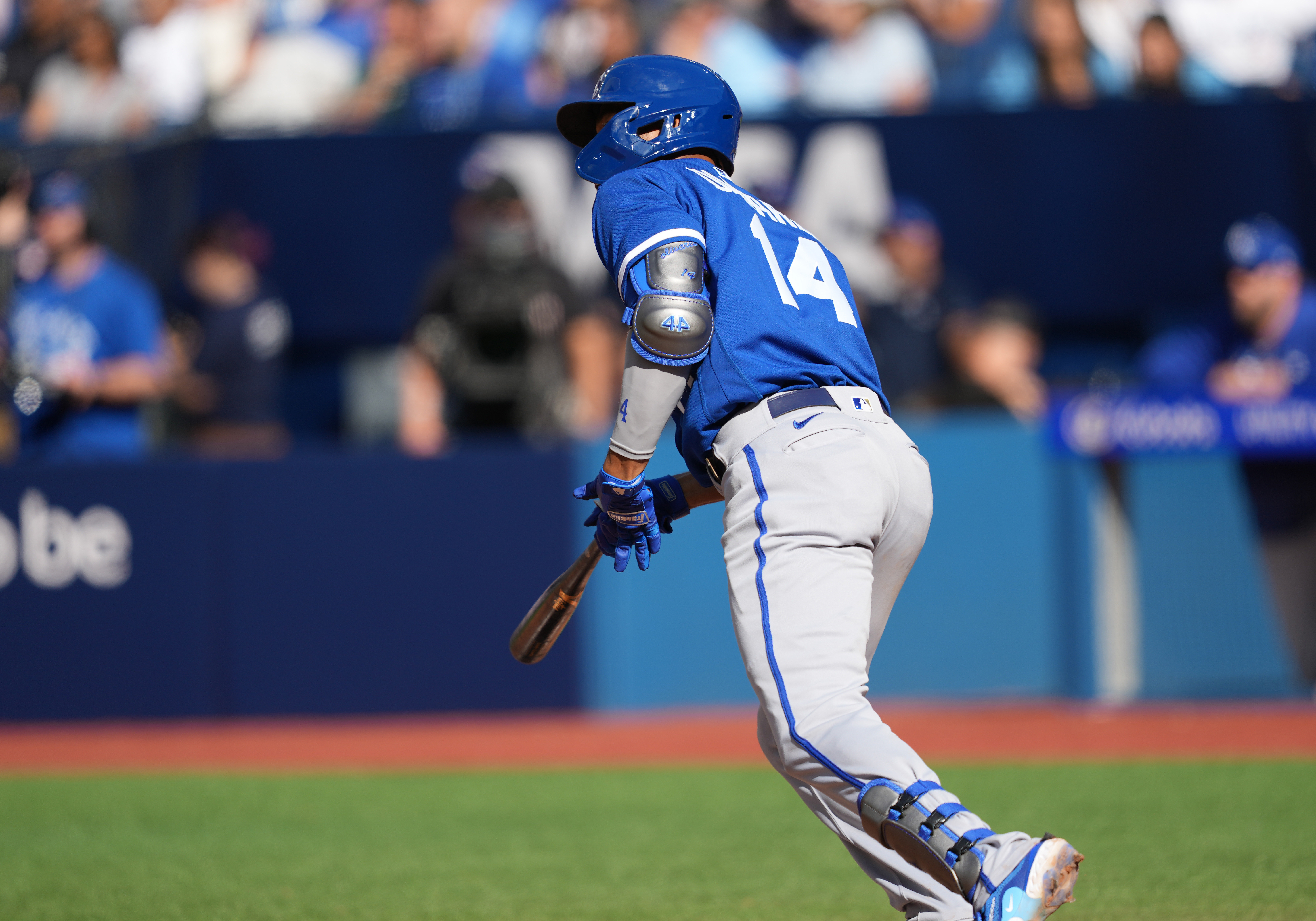 Blue Jays hold off Royals for three-game sweep