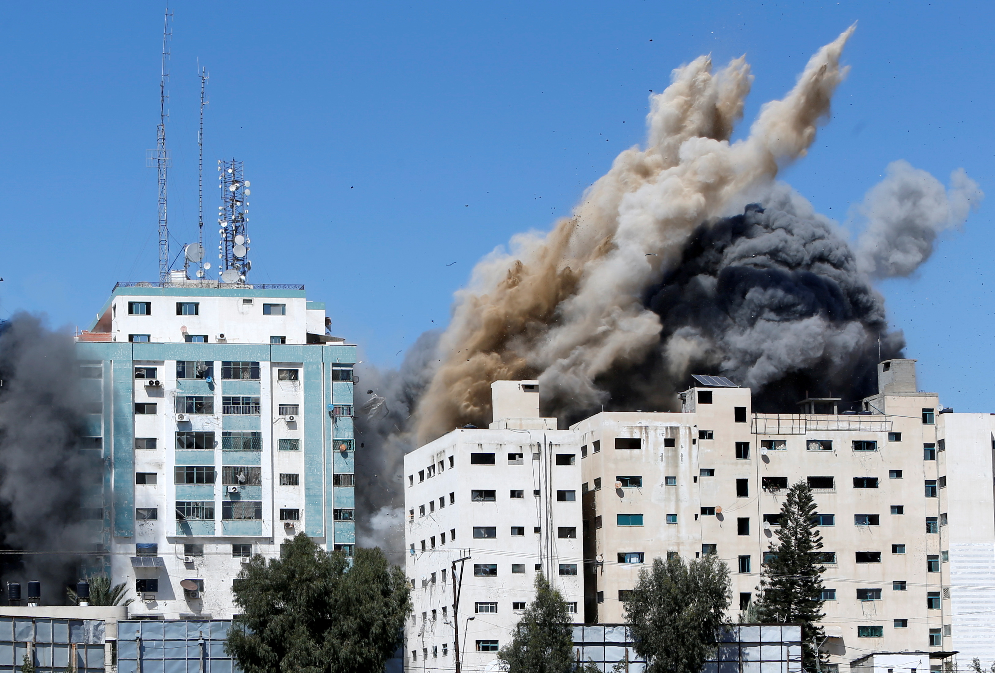 A tower housing AP, Al Jazeera offices collapses after Israeli missile strikes in Gaza city, May 15, 2021. REUTERS/Mohammed Salem