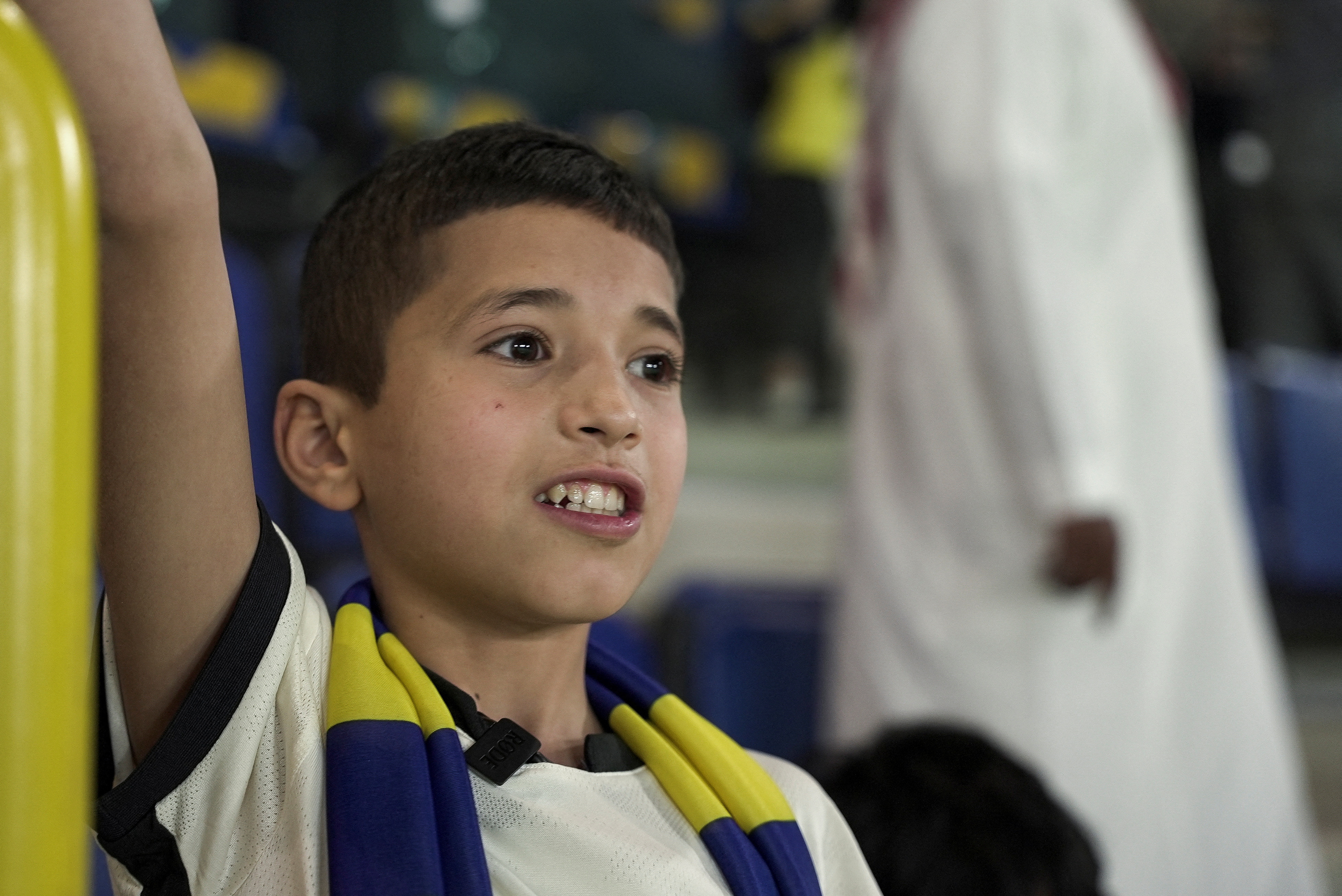 El niño sirio Nabil Saeed, que logró su sueño de conocer a Cristiano Ronaldo de Al-Nasr, anima a Al-Nasr durante un partido entre Al-Nasr y Al-Batin, en el estadio Marsool Park en Riad