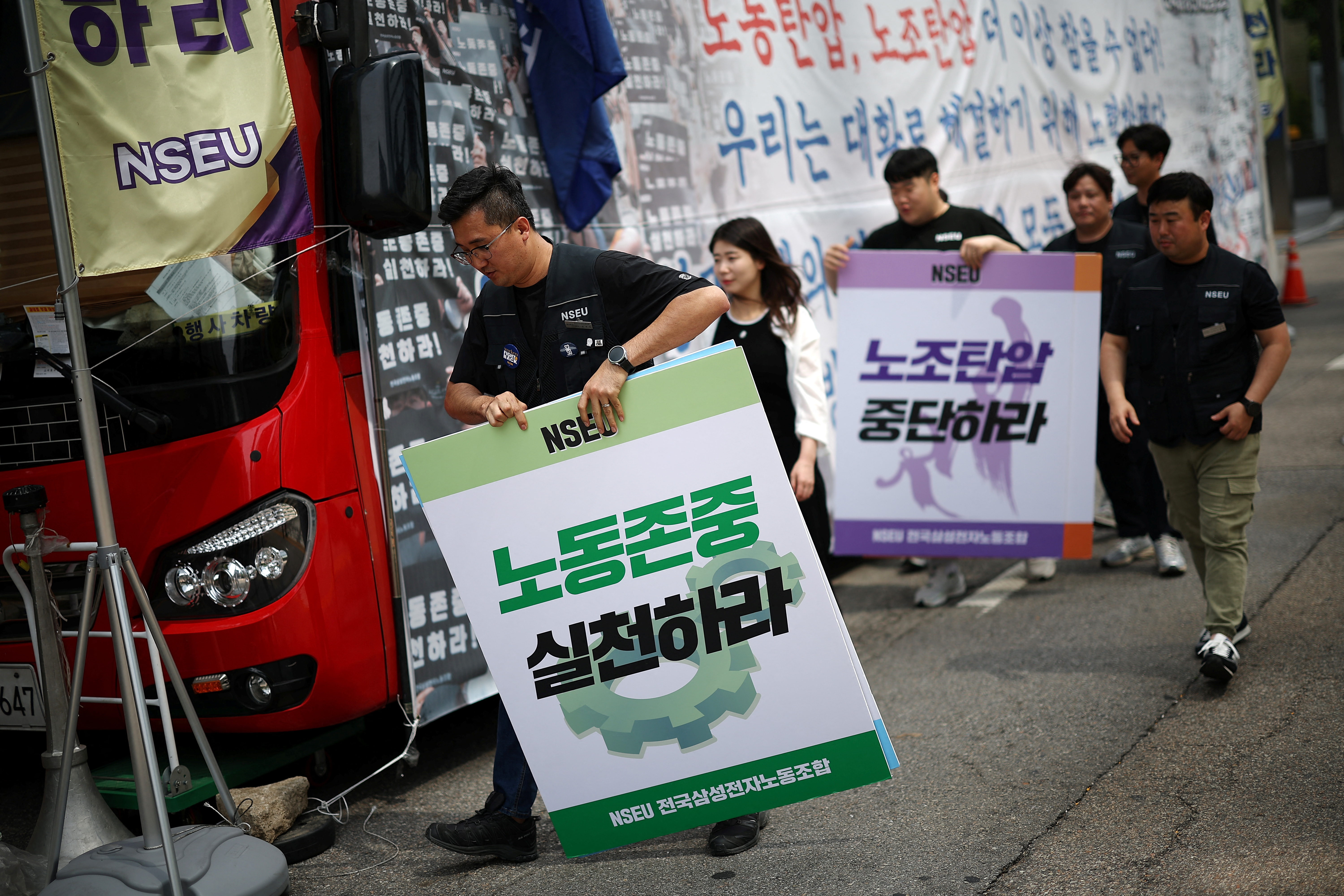 Samsung Electronics union in South Korea stages first walkout