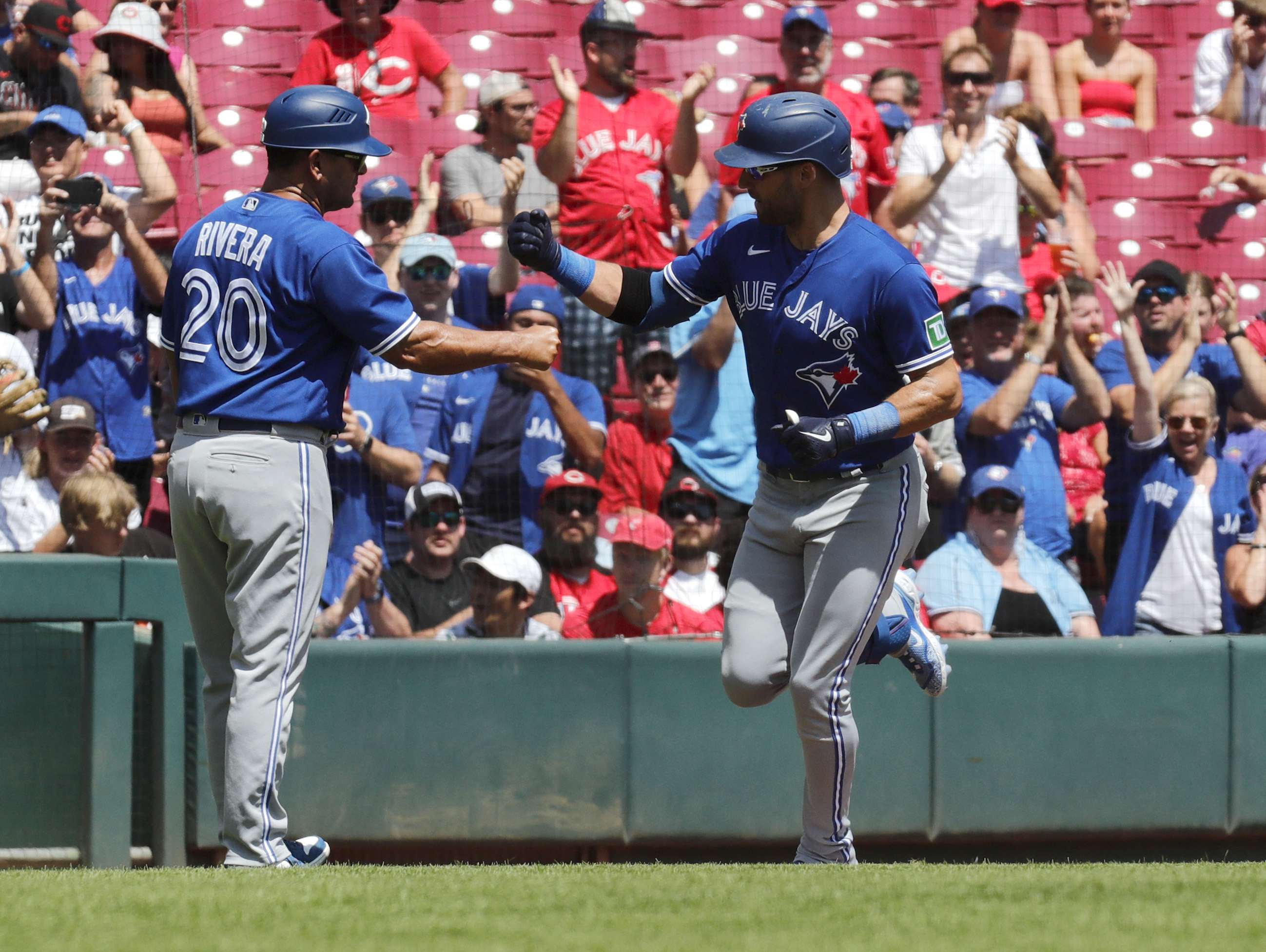 Toronto Blue Jays hit five homers in blowout win over Cincinnati Reds