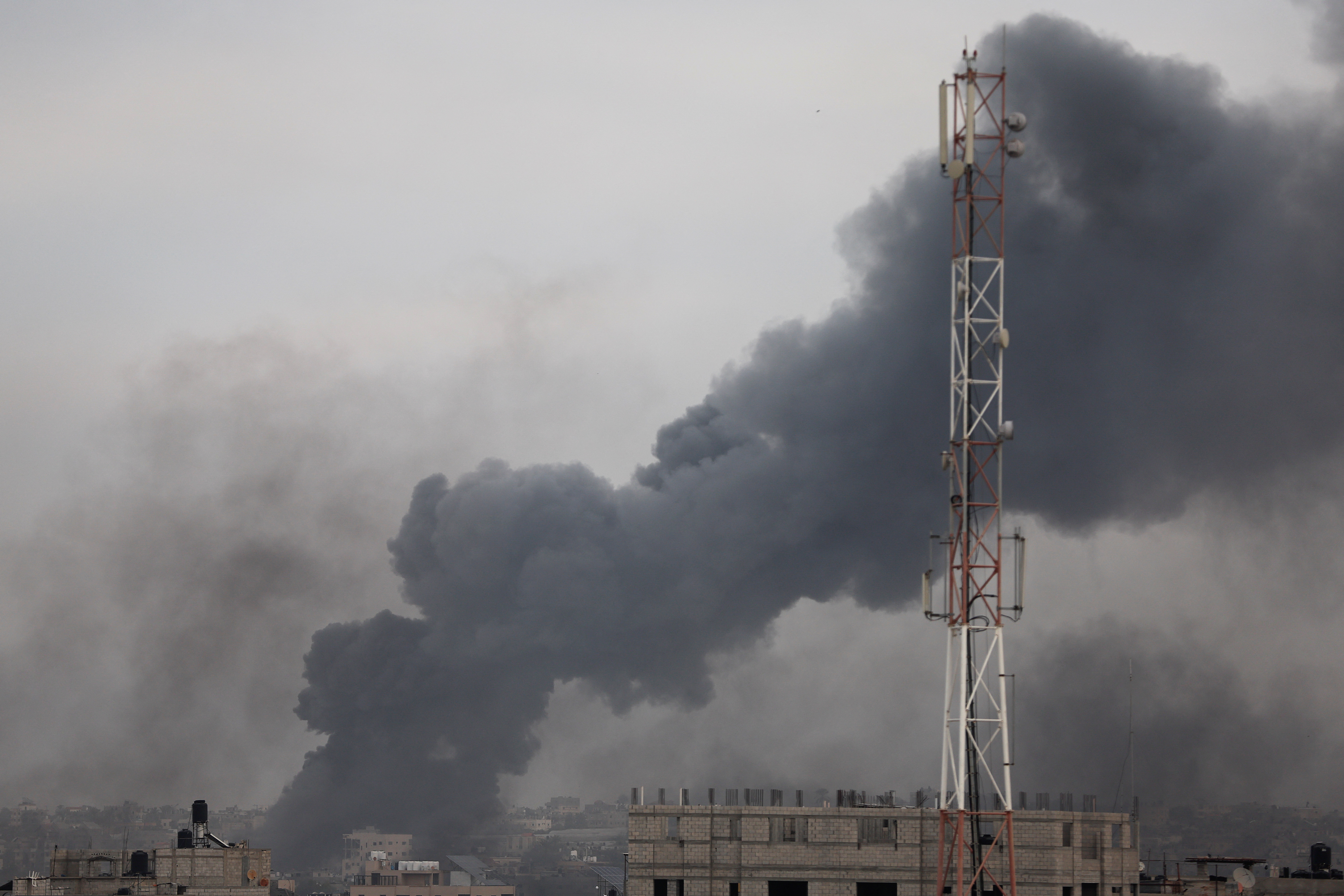 Fumaça sobe após ataques israelenses, em Khan Younis