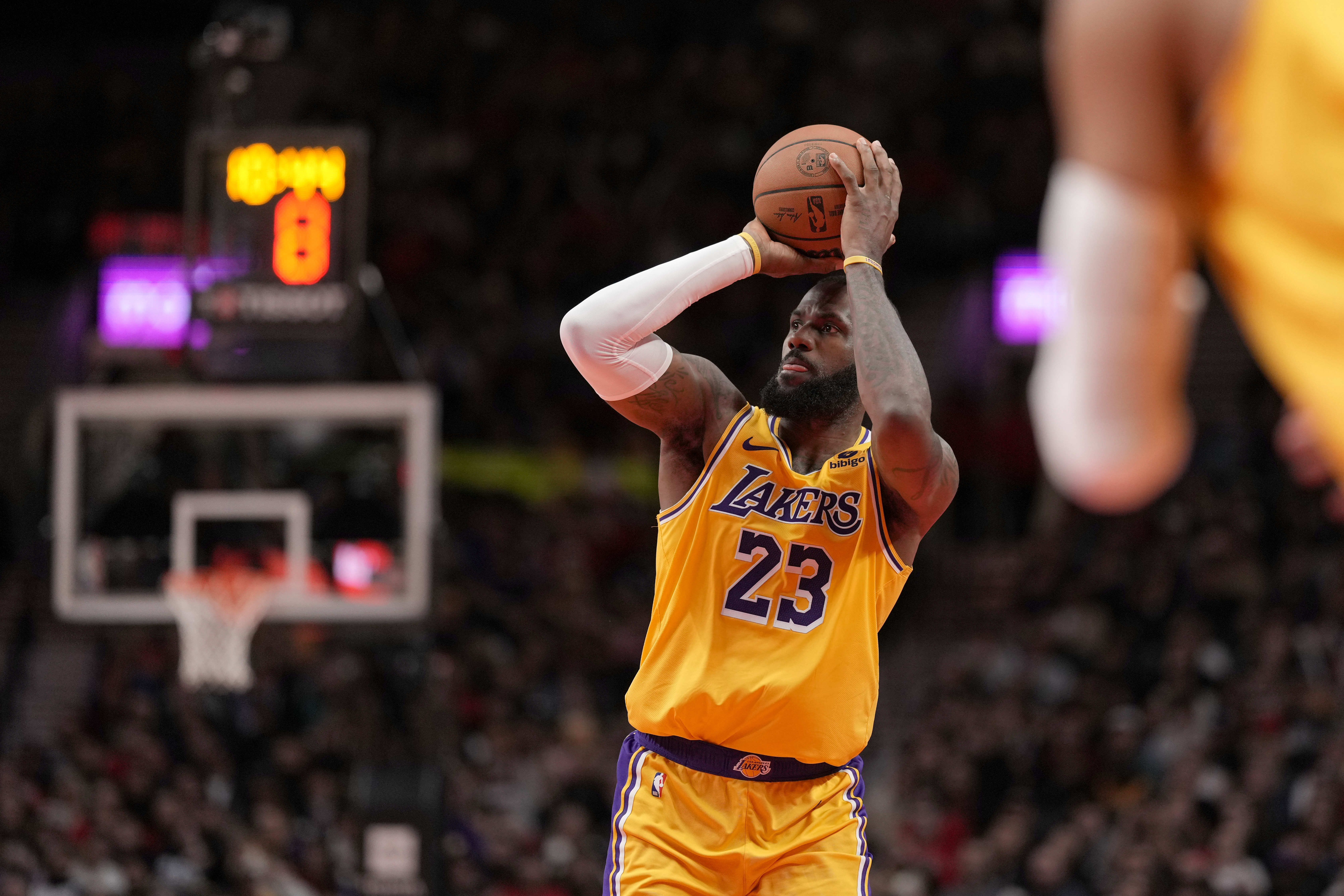 LeBron James pours in 35 points as Lakers extend Blazers' skid | Reuters