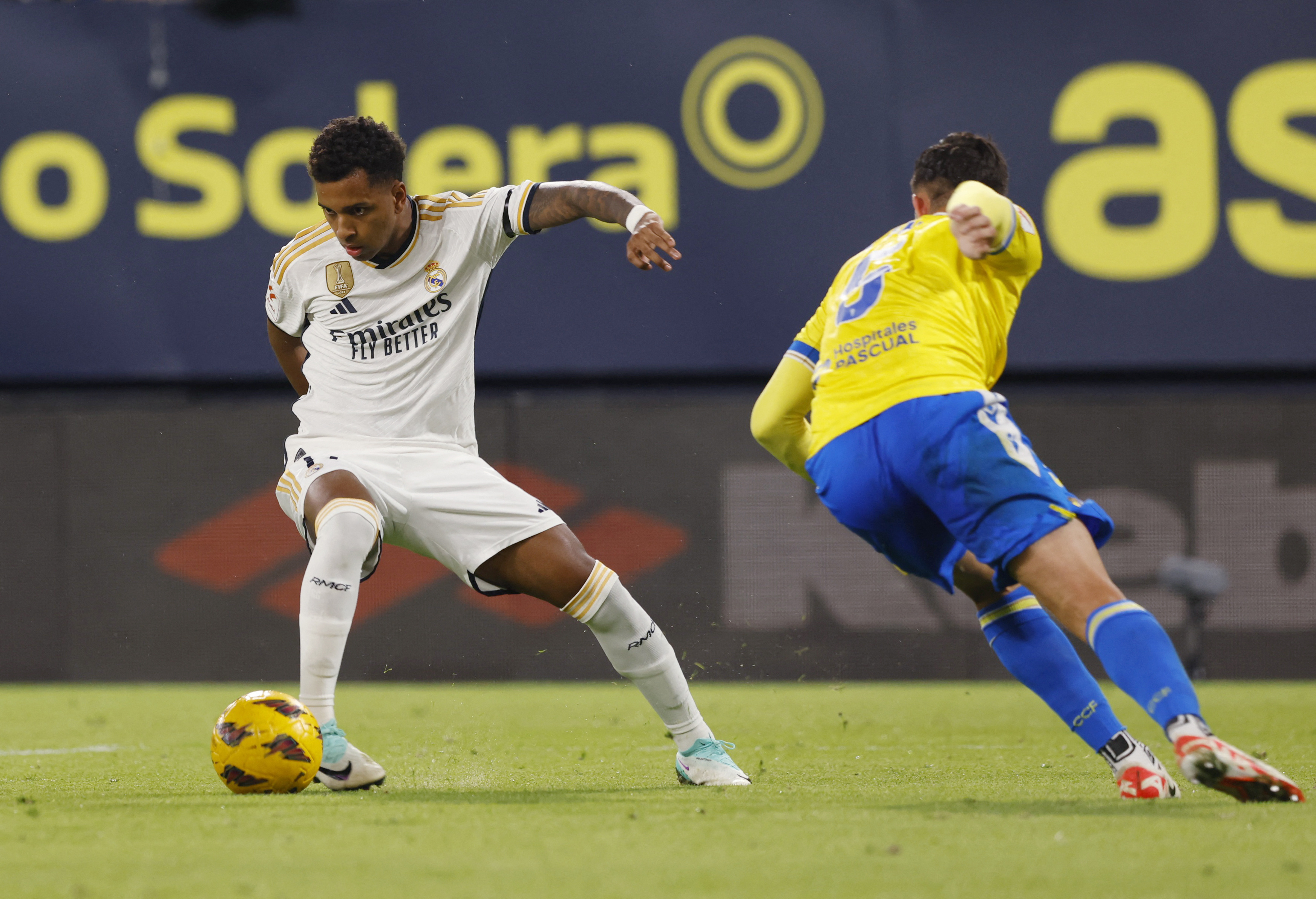 Rodrygo double helps Real Madrid move top with 3-0 win at Cadiz | Reuters