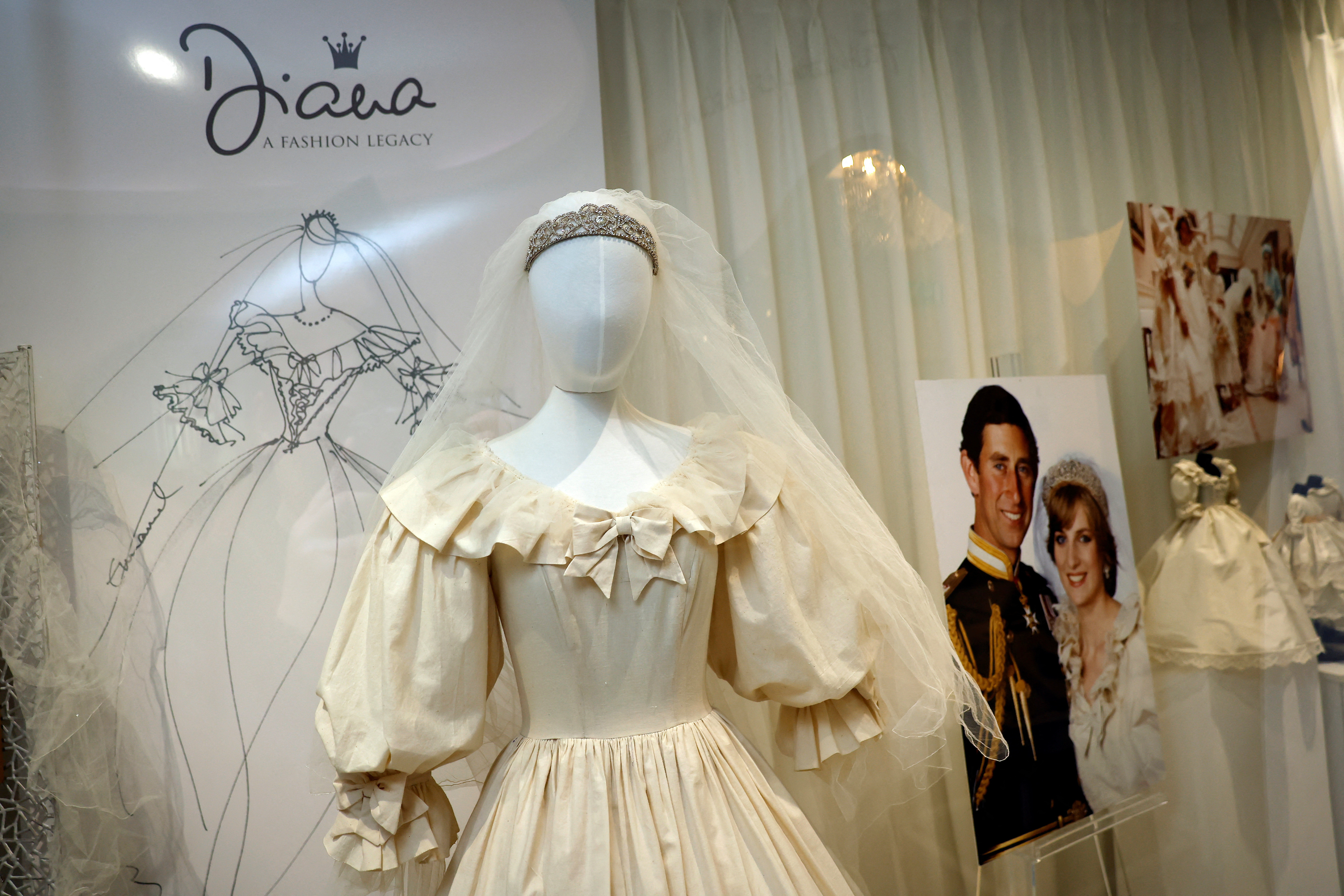 Largest Princess Diana auction' features frocks, hats and bags | Reuters