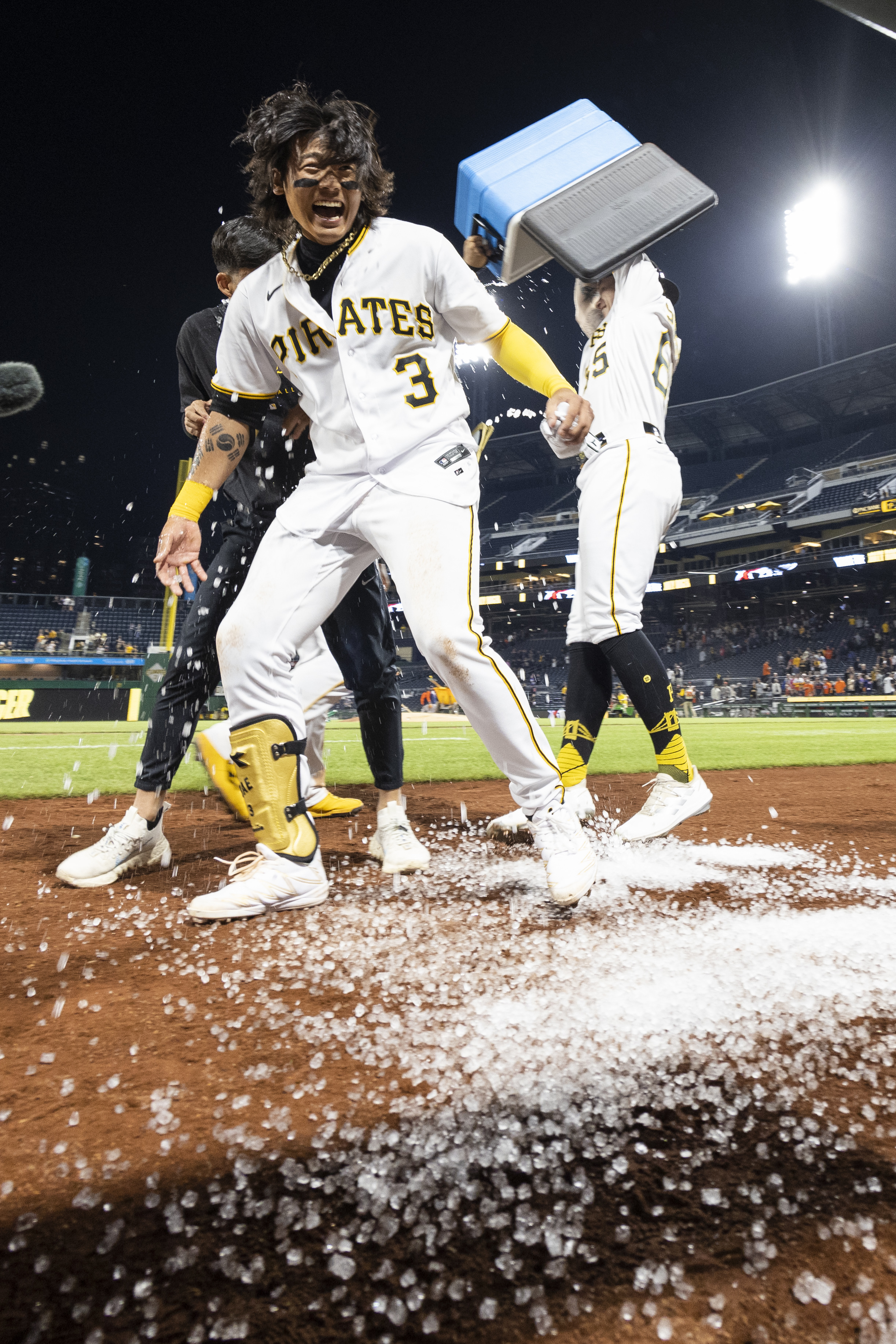 Ji Hwan Bae's walk-off 3-run HR sends Pirates past Astros