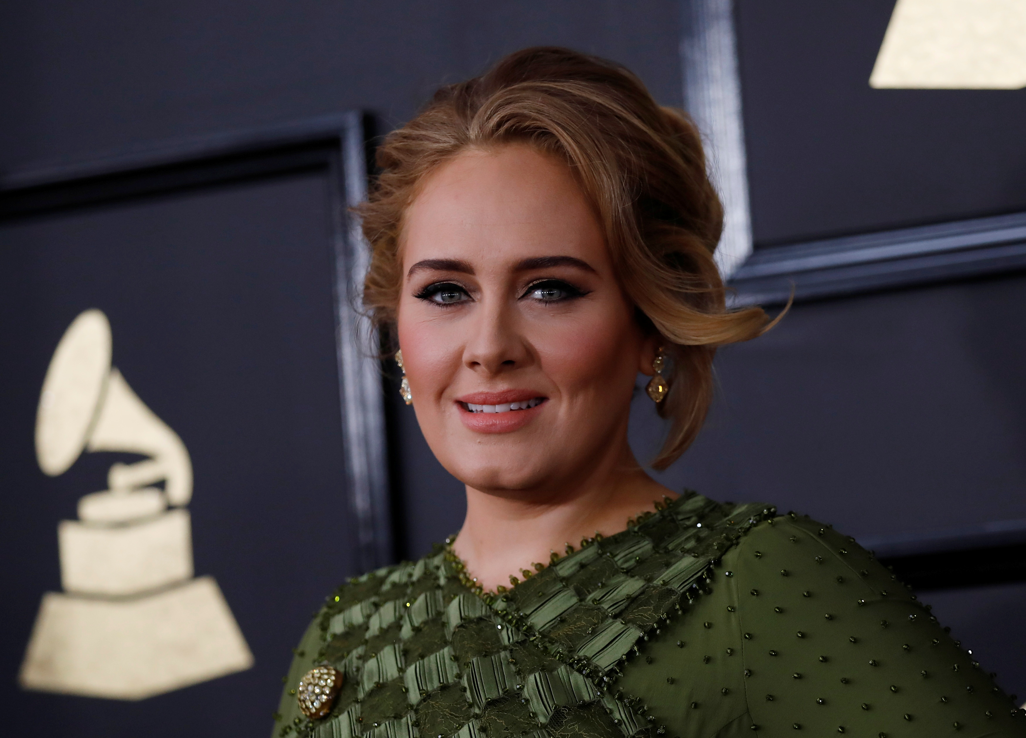 La cantante Adele llega a la 59a entrega anual de los premios Grammy en Los Ángeles