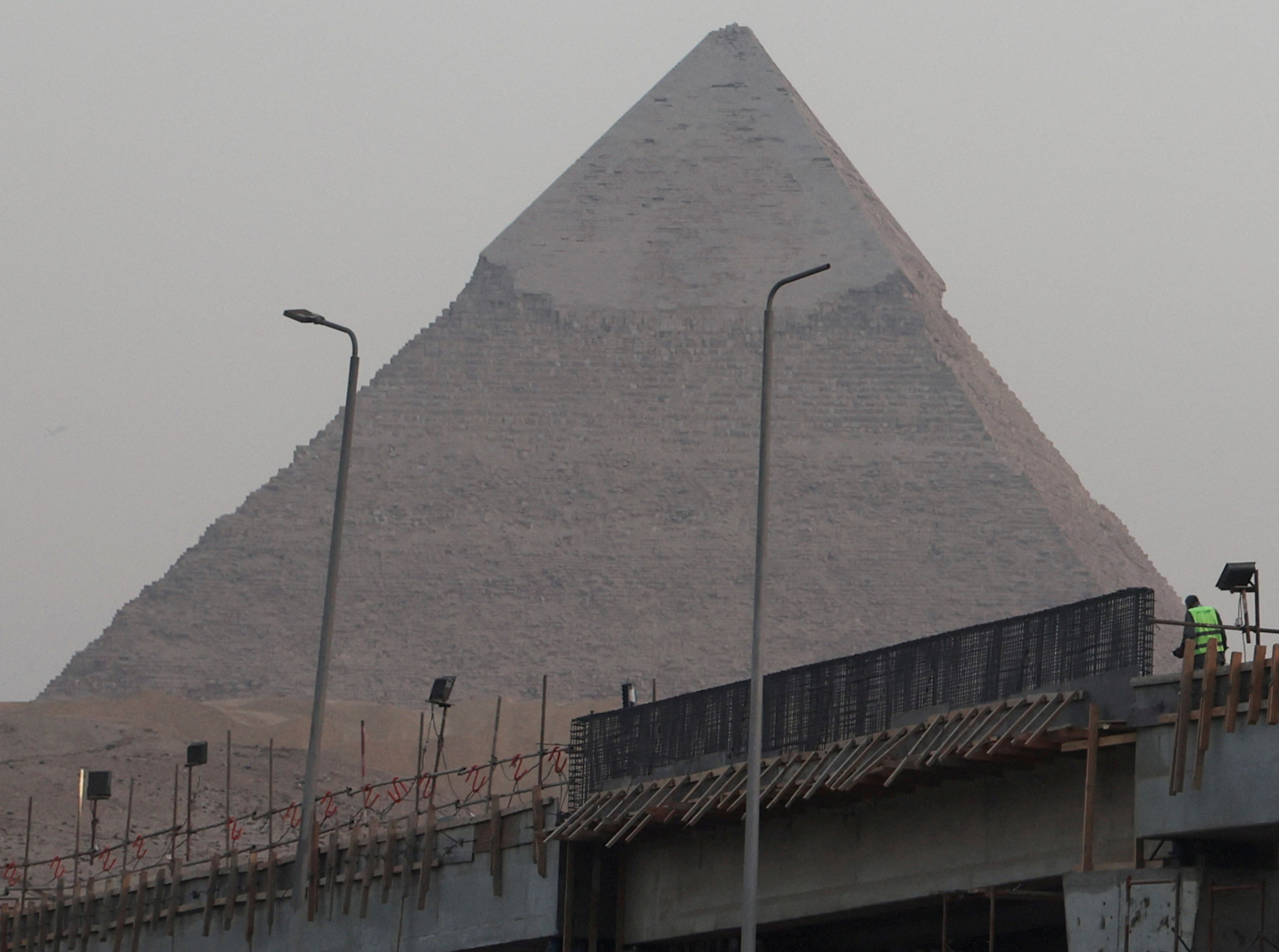 New tourist walkway bridge project to connect the Grand Egyptian Museum and the archaeological area of the Sphinx and the Great Pyramids in Giza