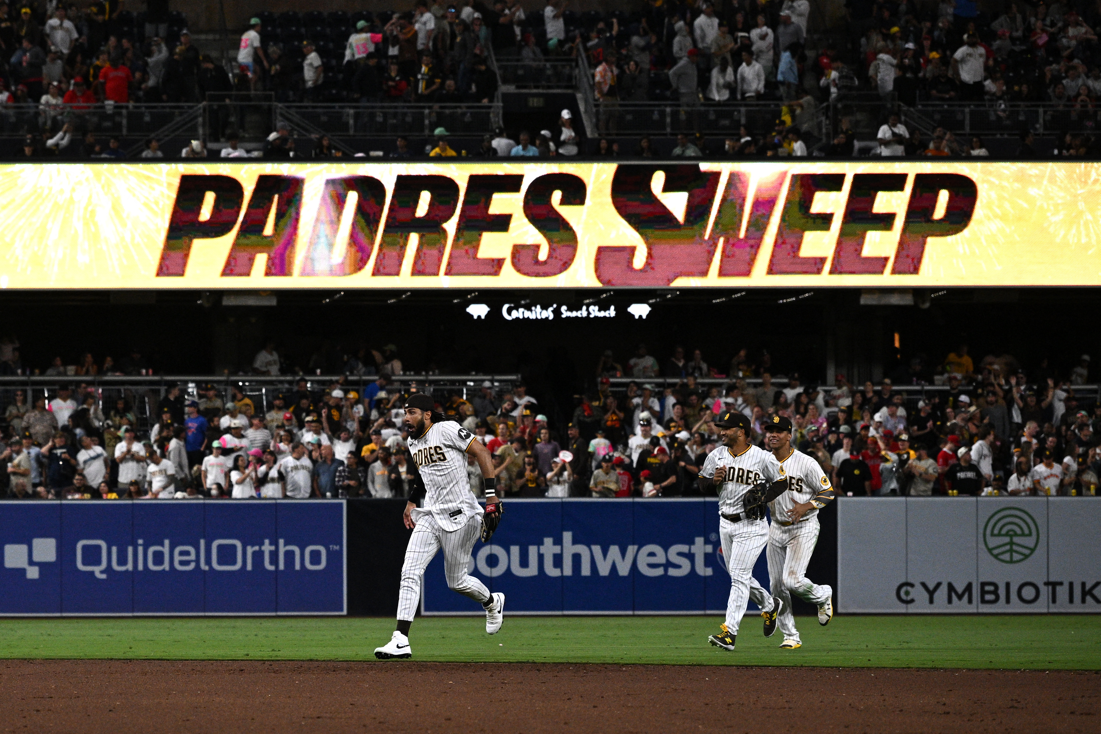 Padres draw 11 walks while finishing sweep of Angels