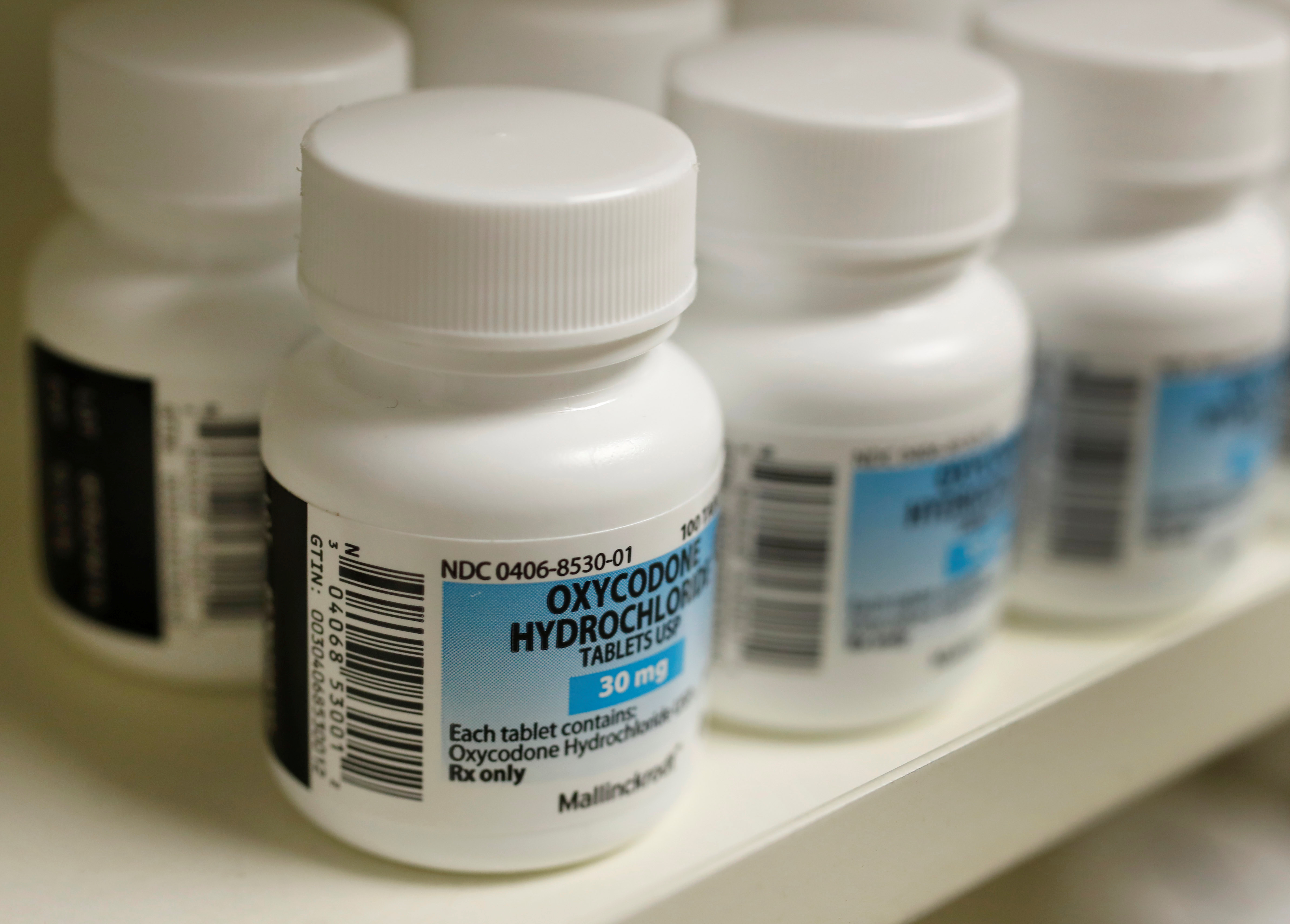 Frascos de analgésico de prescrição Cloridrato de oxicodona, comprimidos de 30mg, feitos por Mallinckrodt sentam-se em uma prateleira em uma farmácia local em Provo