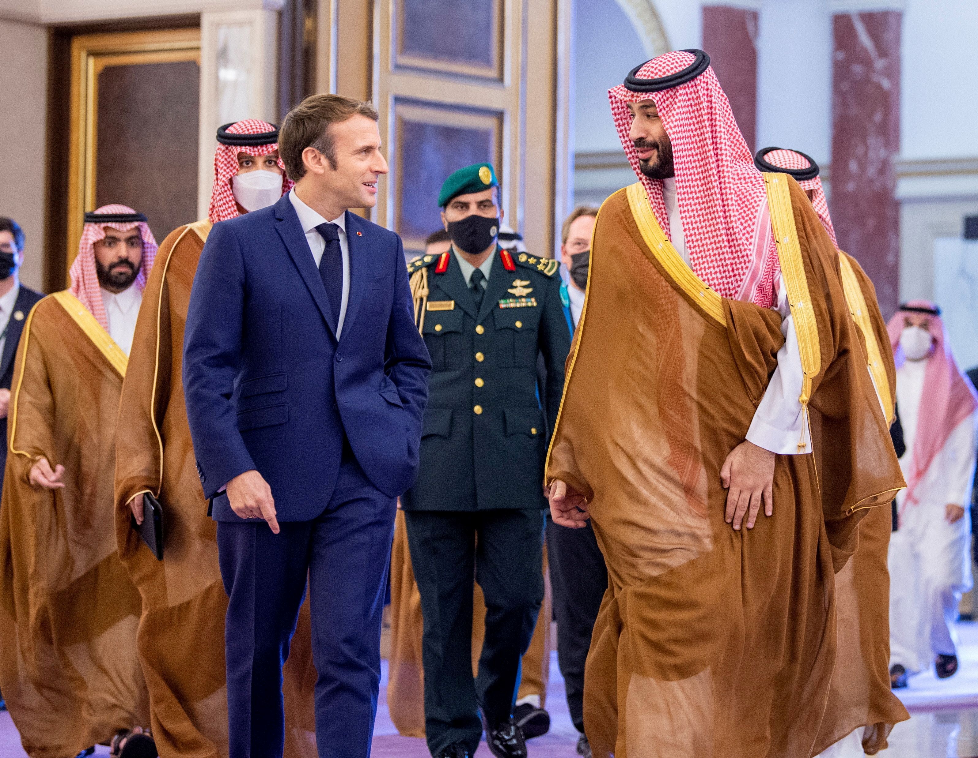 Saudi Crown Prince, Mohammed bin Salman receives French President Emmanuel Macron in Jeddah, Saudi Arabia, December 4, 2021. Bandar Algaloud/Courtesy of Saudi Royal Court/Handout via REUTERS  