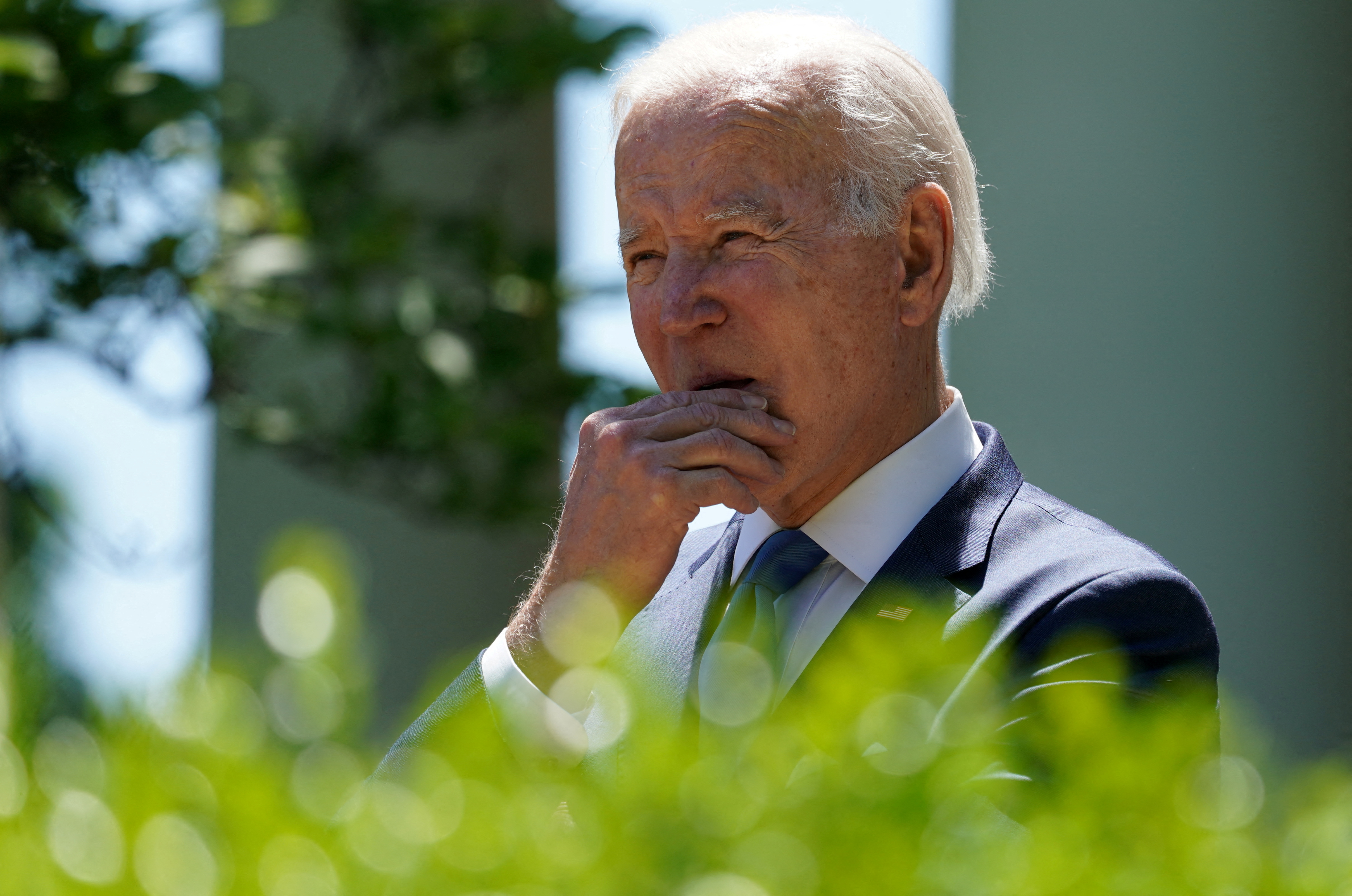 Tijdens een Rose Garden-evenement in het Witte Huis in Washington, D.C., sprak president Biden over het uitbreiden van high-speed internettoegang.