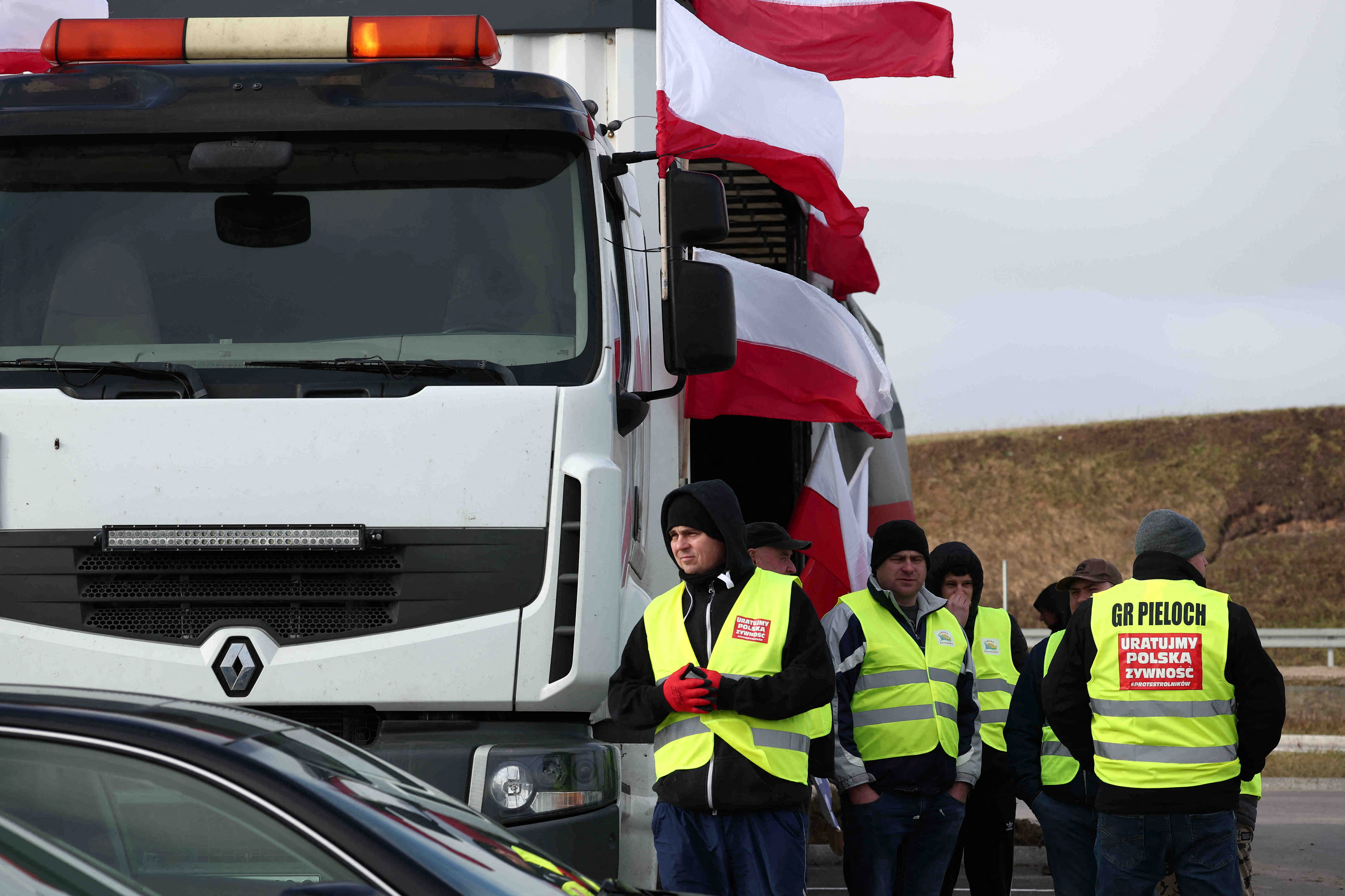 Los agricultores polacos protestan en la frontera con Lituania, alegando que los transportes de cereales ucranianos se devuelven a Polonia como cereales de la 